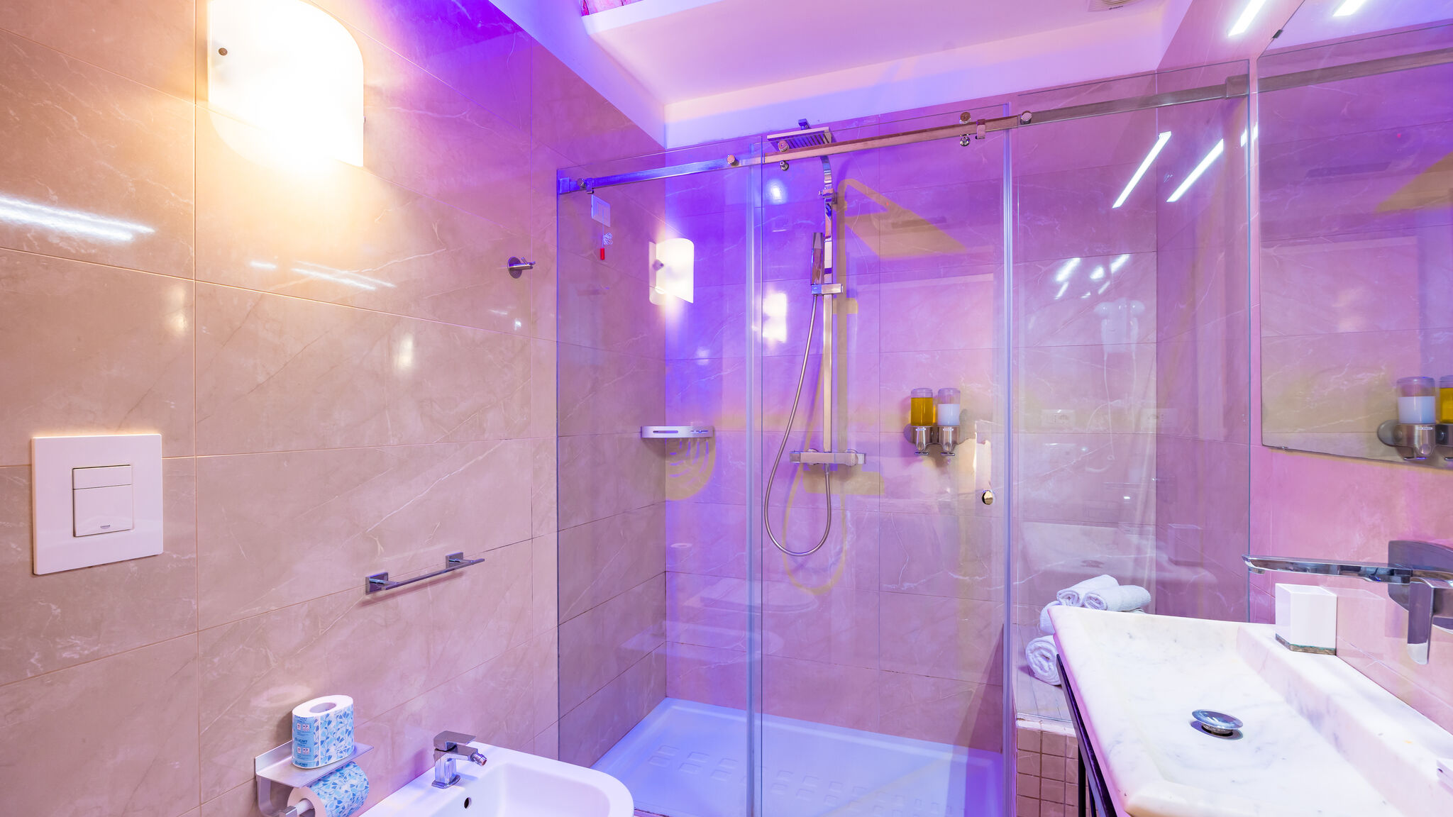 Italianway Napoli Residenza Matilde - Camera 4 "Rosa Antico"