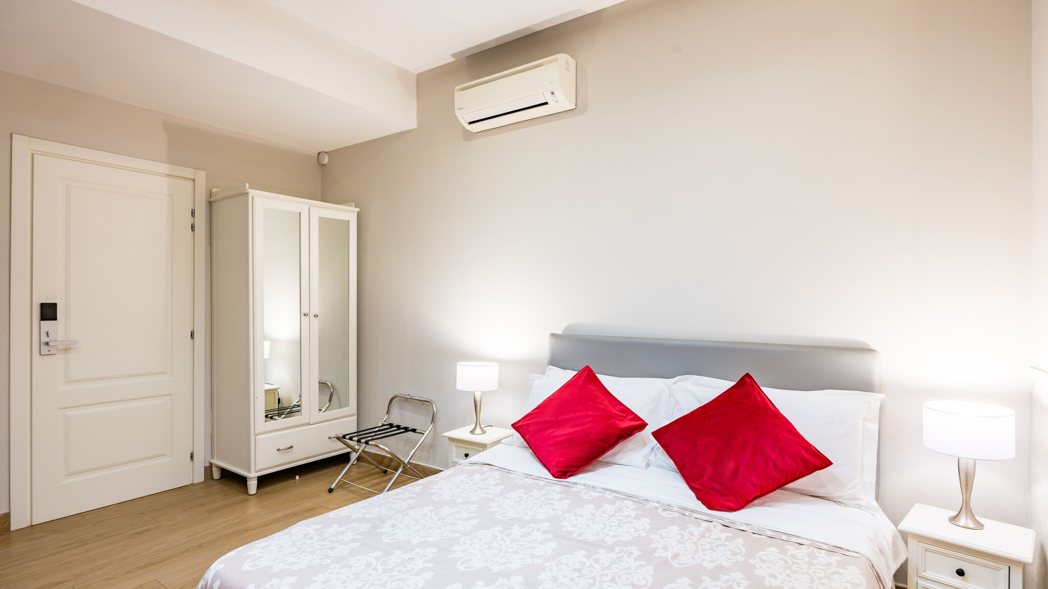 Italianway Napoli Residenza Matilde - Camera 6 "Rosso Lava"