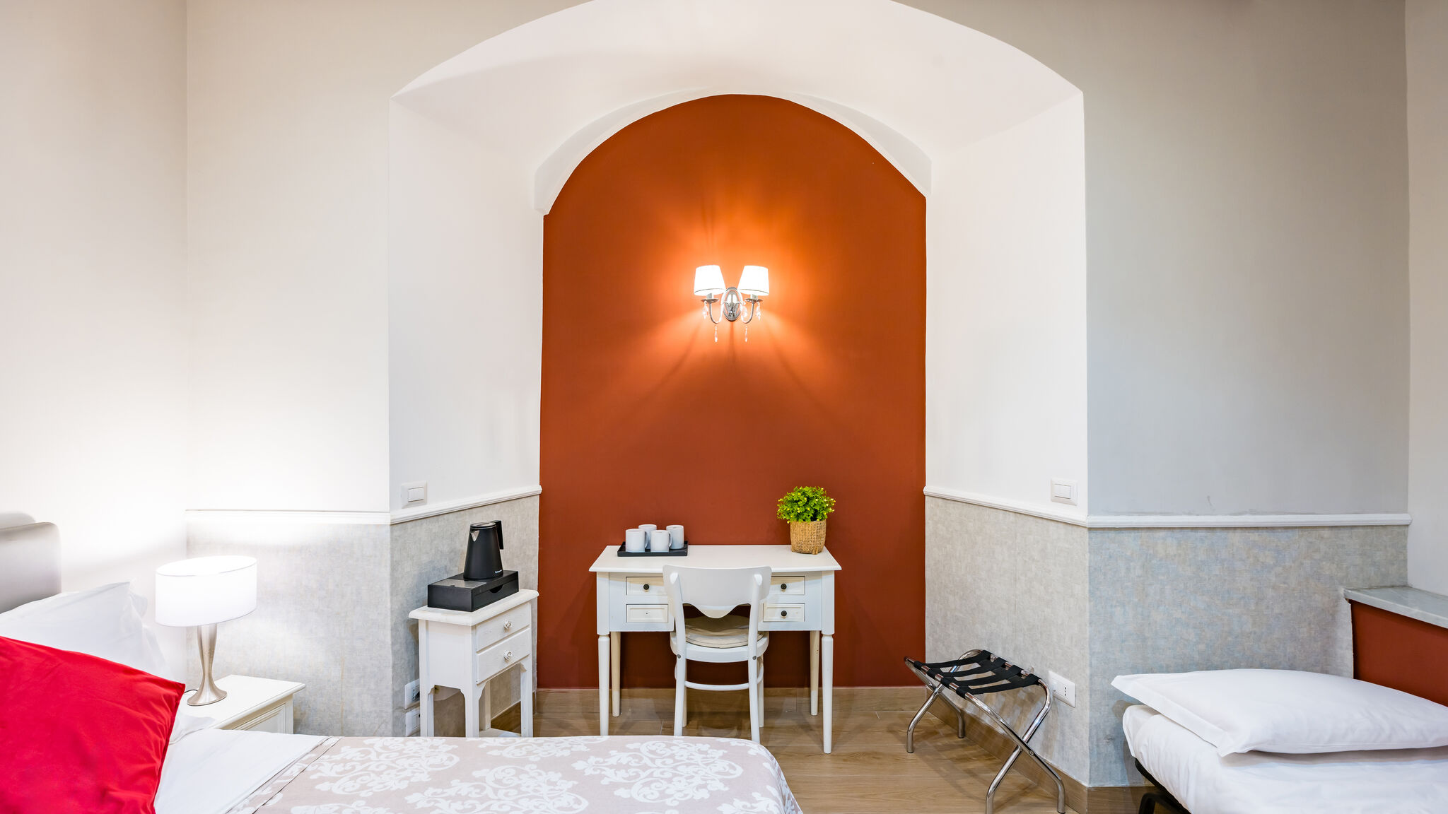 Italianway Napoli Residenza Matilde - Camera 6 "Rosso Lava"