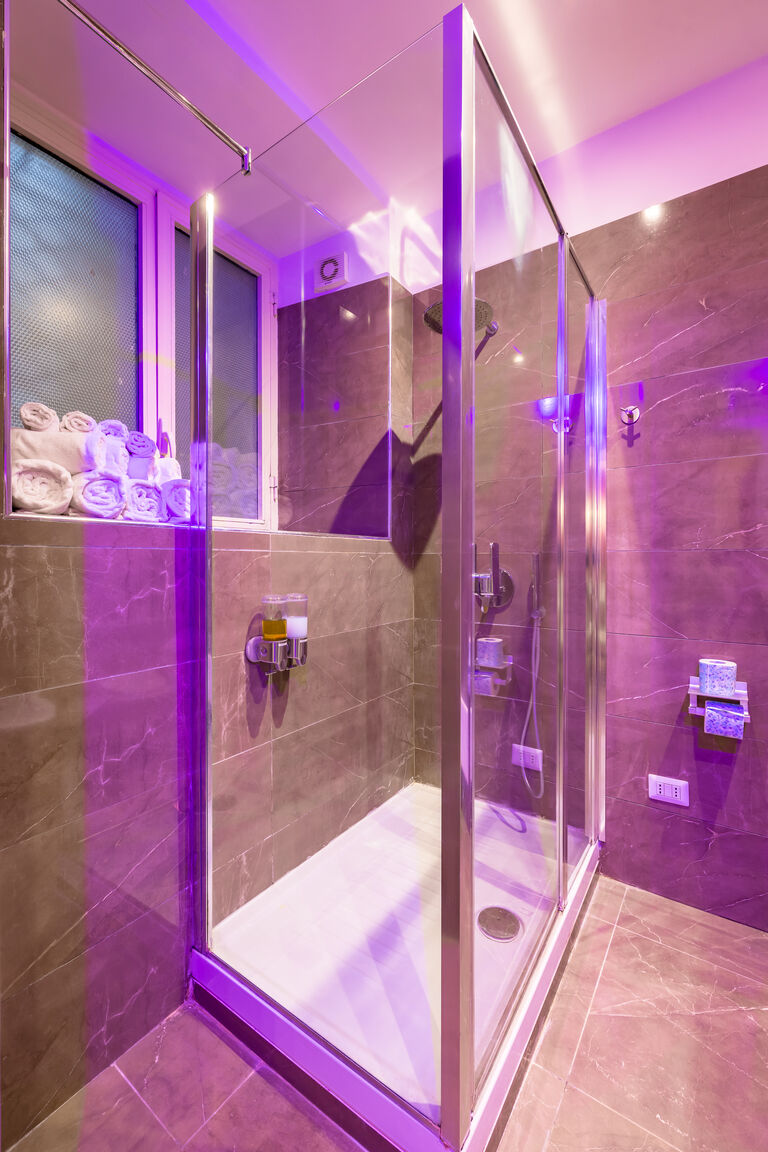 Italianway Napoli Residenza Matilde - Camera 6 "Rosso Lava"