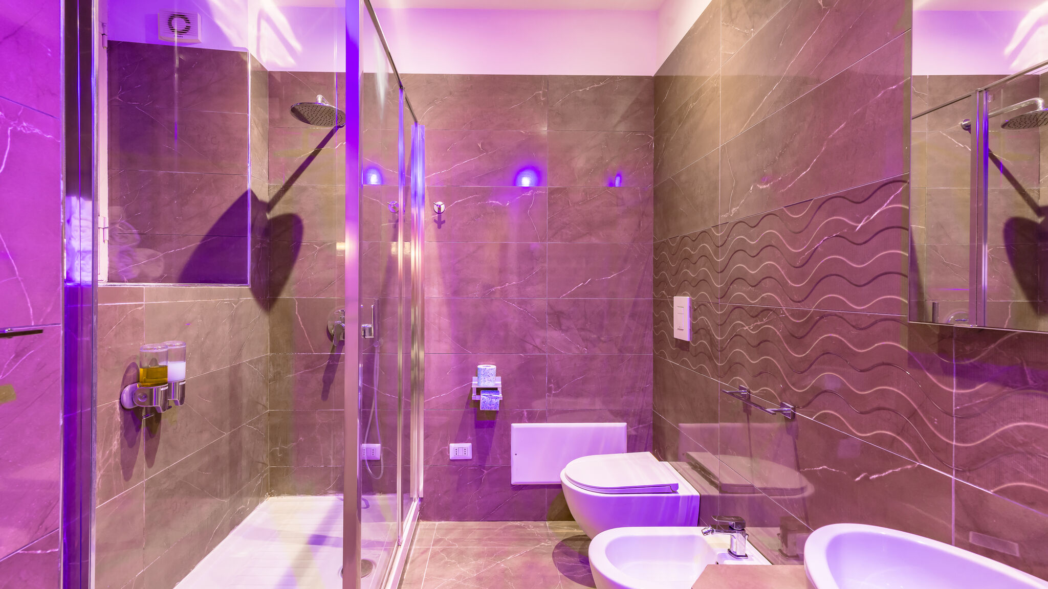 Italianway Napoli Residenza Matilde - Camera 6 "Rosso Lava"