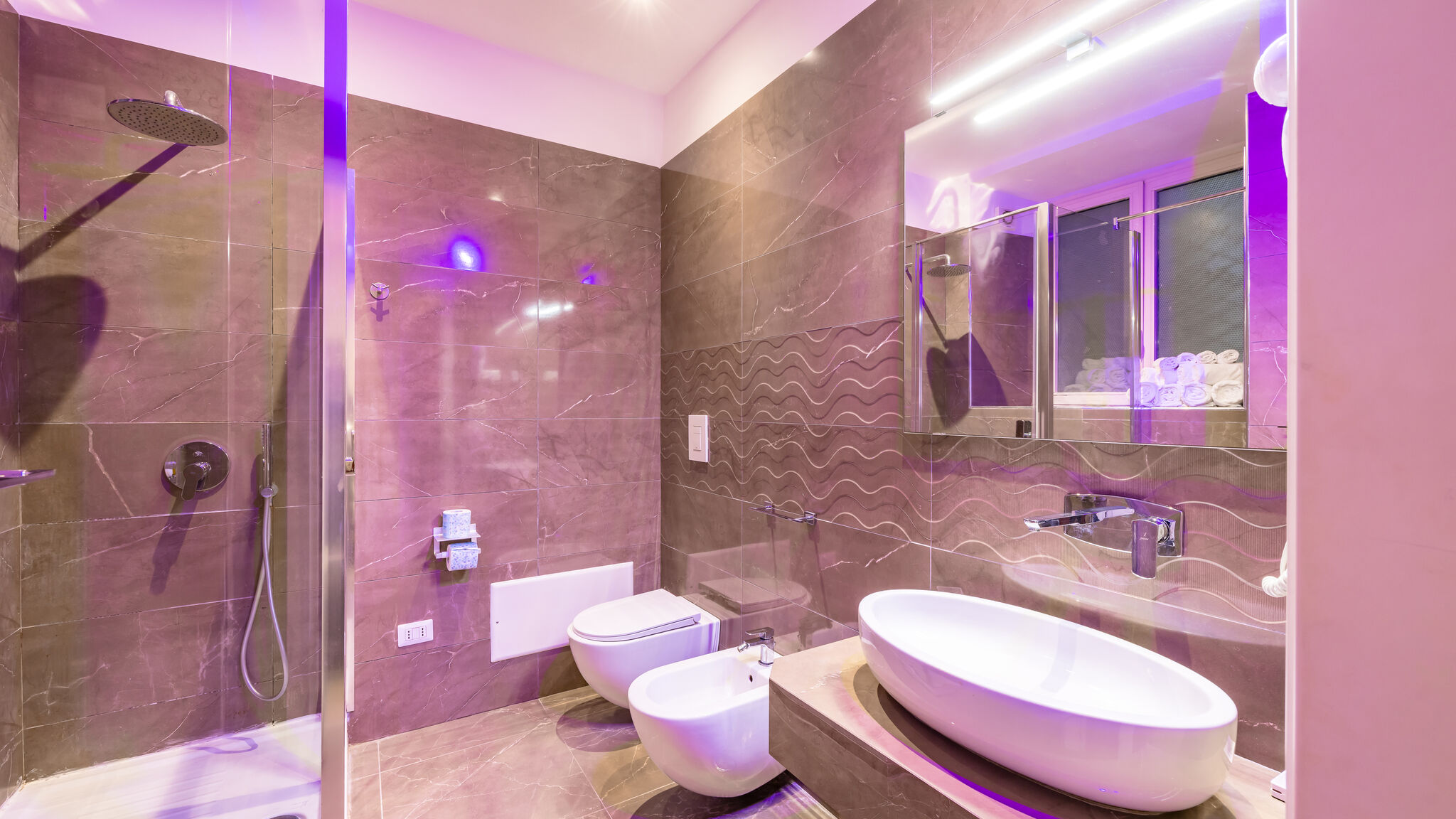 Italianway Napoli Residenza Matilde - Camera 6 "Rosso Lava"