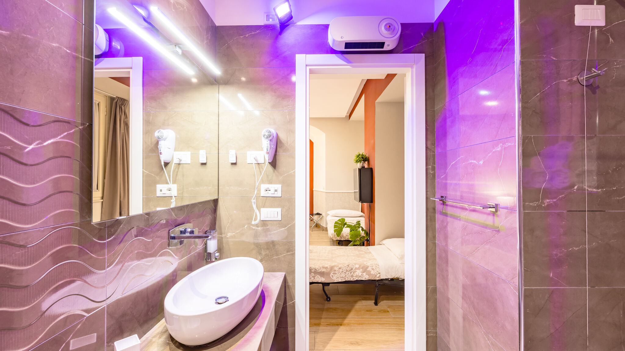 Italianway Napoli Residenza Matilde - Camera 6 "Rosso Lava"