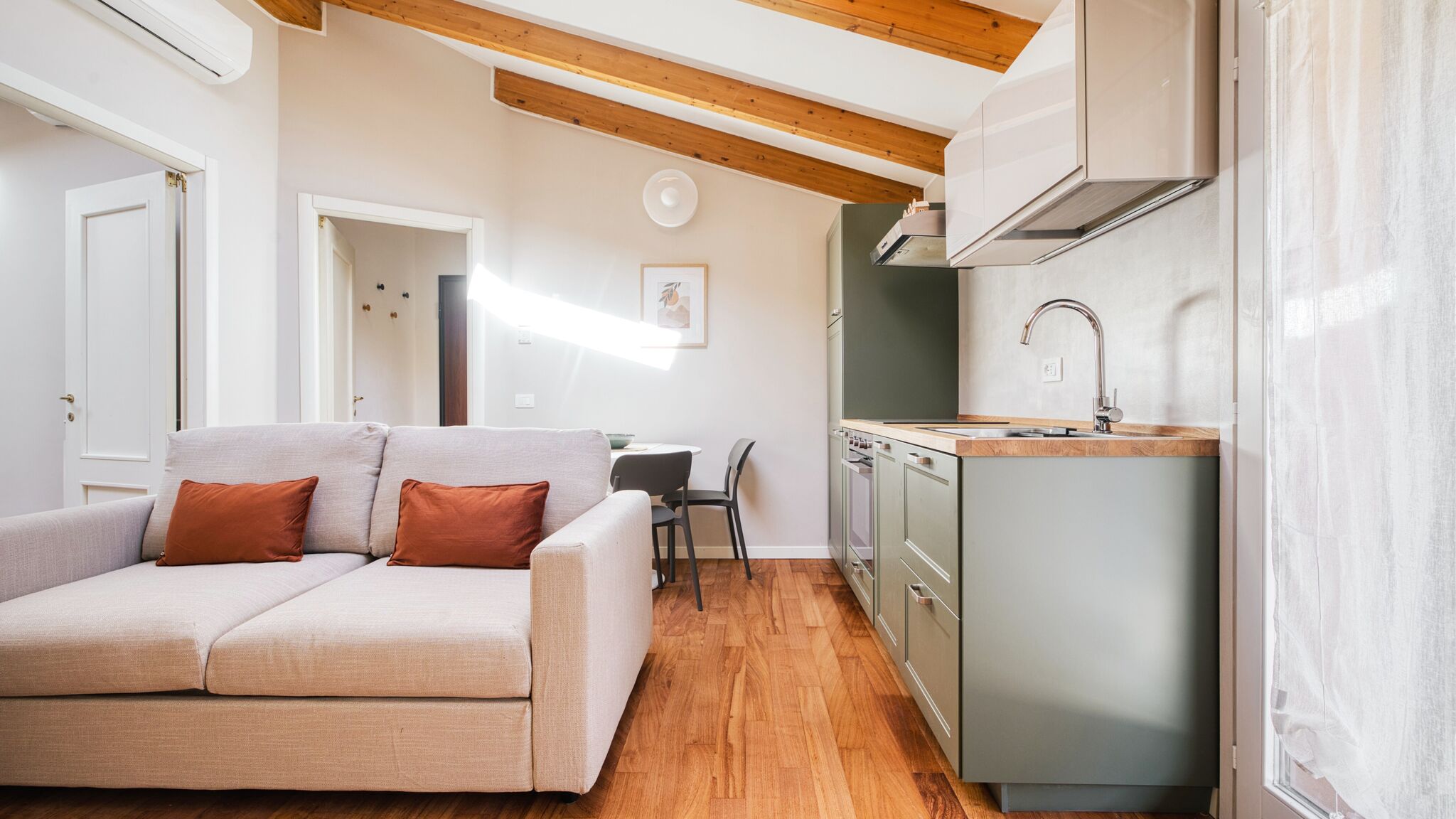 Italianway Milano Pezzotti 12 design apt in the city center