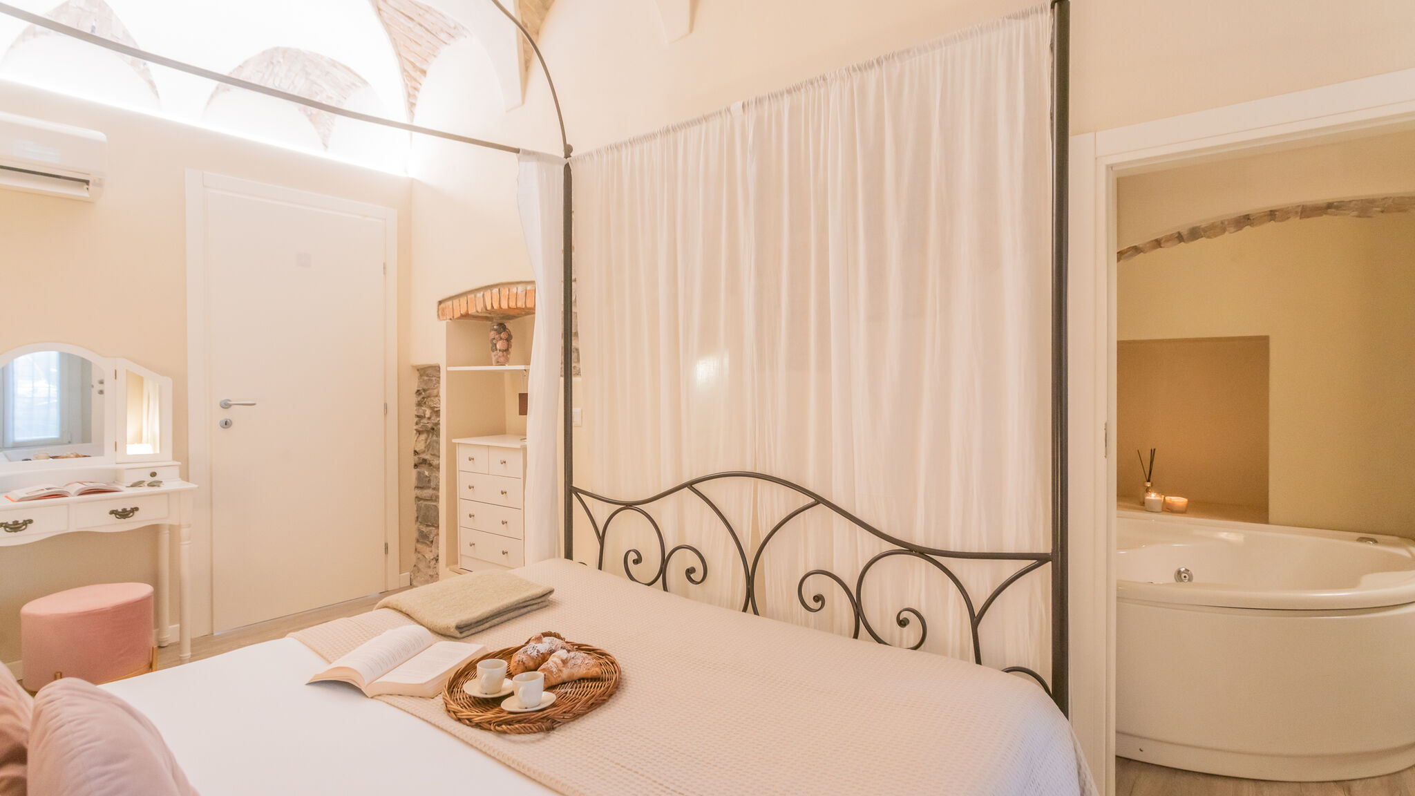 Italianway Como Romantic Escape city centre with Jacuzzi & Parking