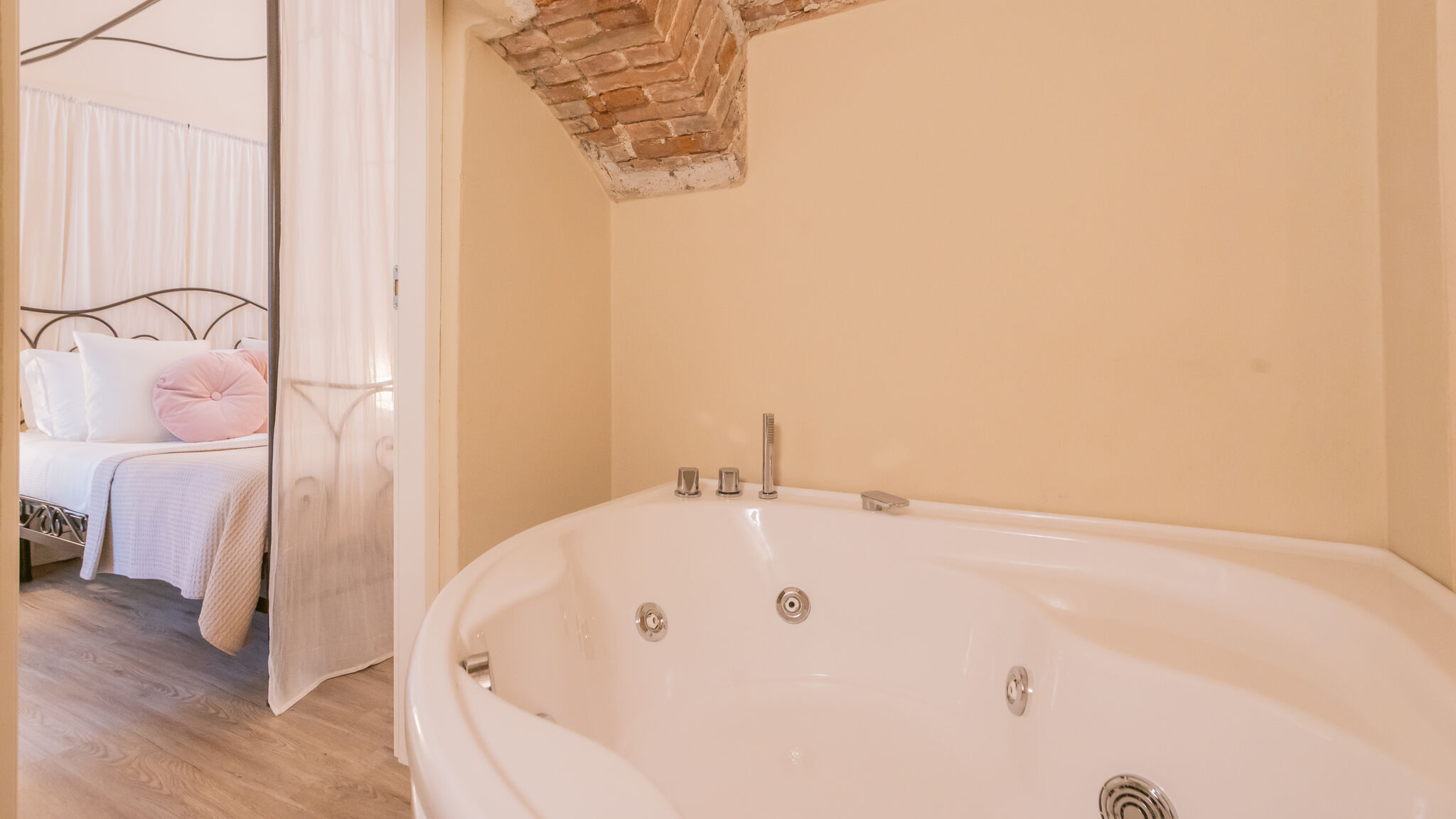 Italianway Como Romantic Escape city centre with Jacuzzi & Parking
