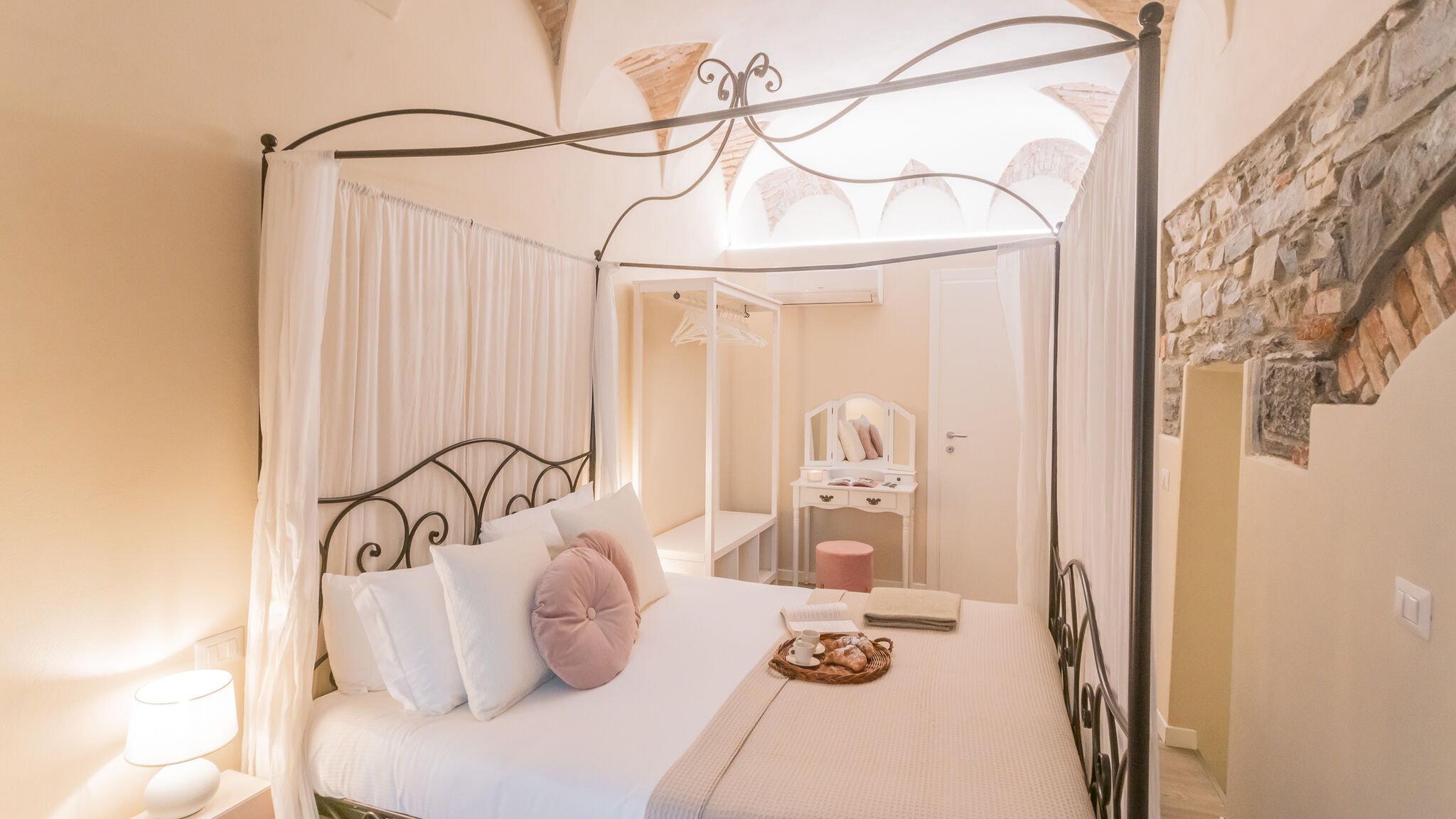 Italianway Como Romantic Escape city centre with Jacuzzi & Parking