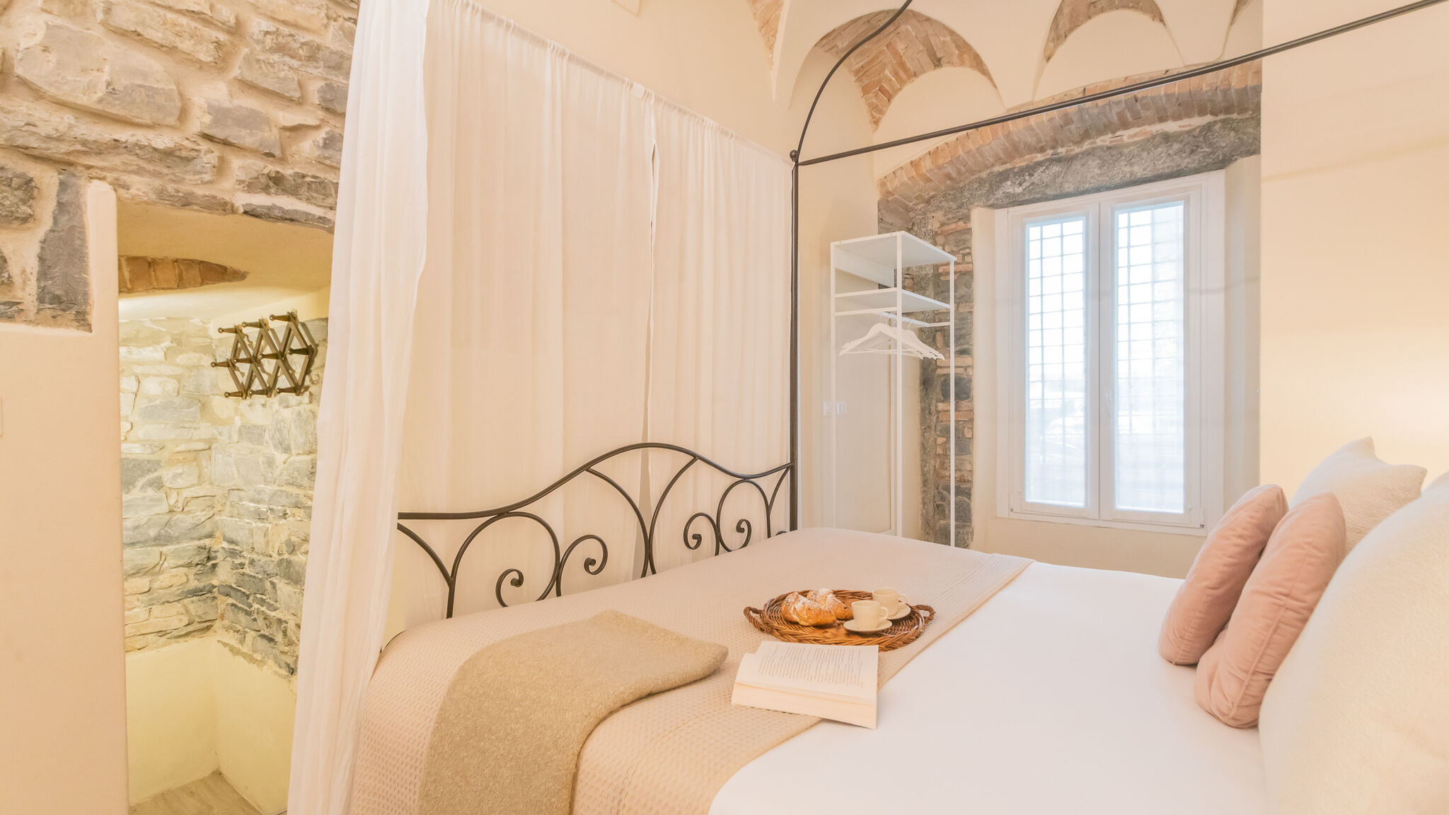 Italianway Como Romantic Escape city centre with Jacuzzi & Parking