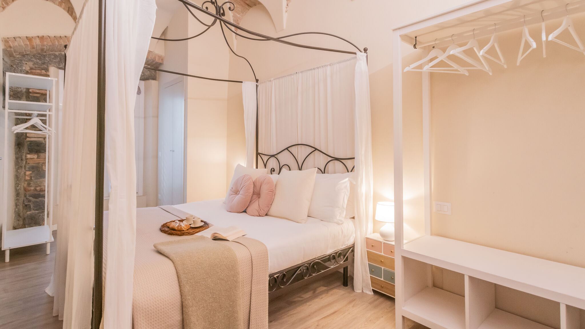 Italianway Como Romantic Escape city centre with Jacuzzi & Parking