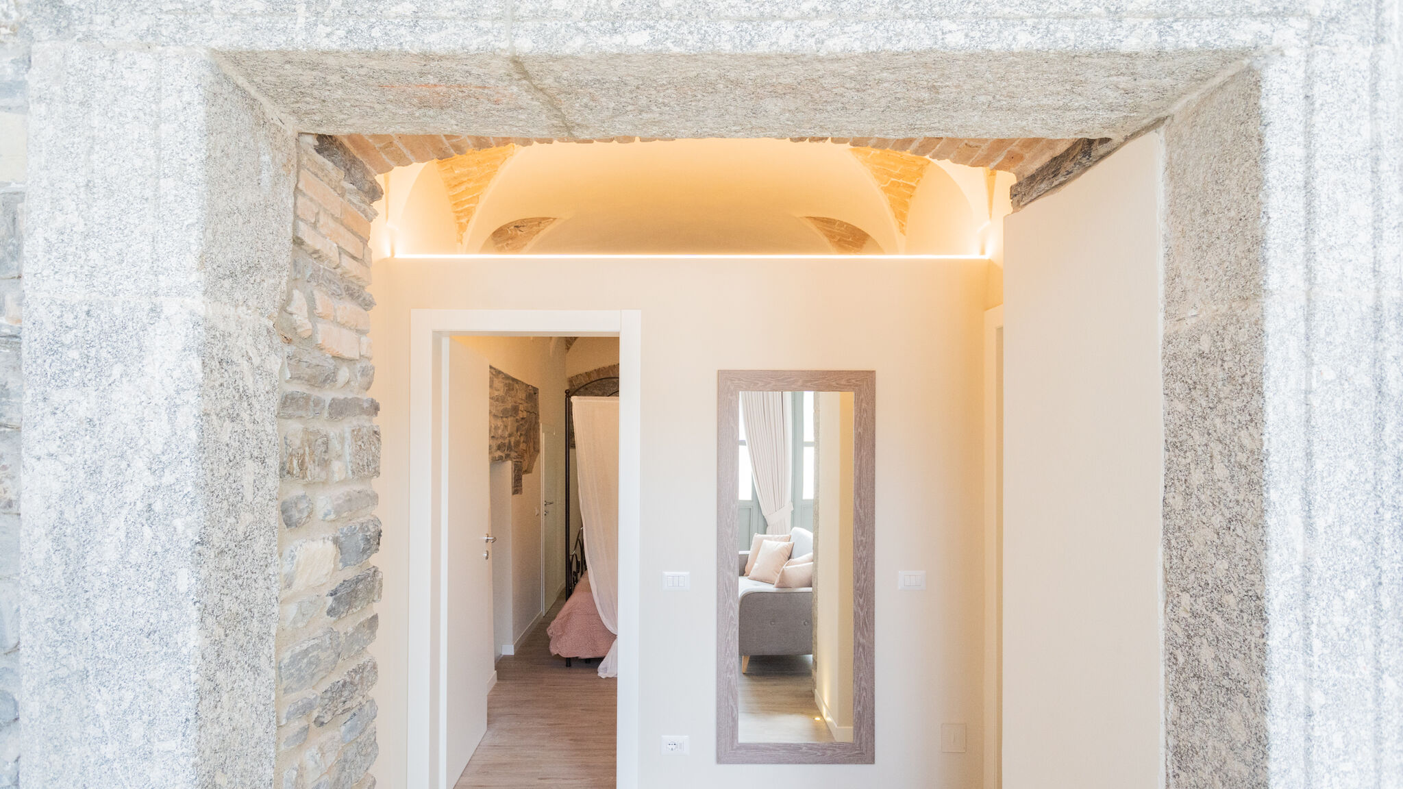 Italianway Como Romantic Escape city centre with Jacuzzi & Parking