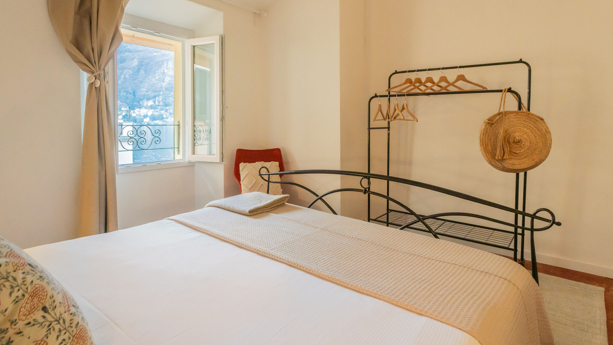 Italianway Torno La Finestra Sul Molo