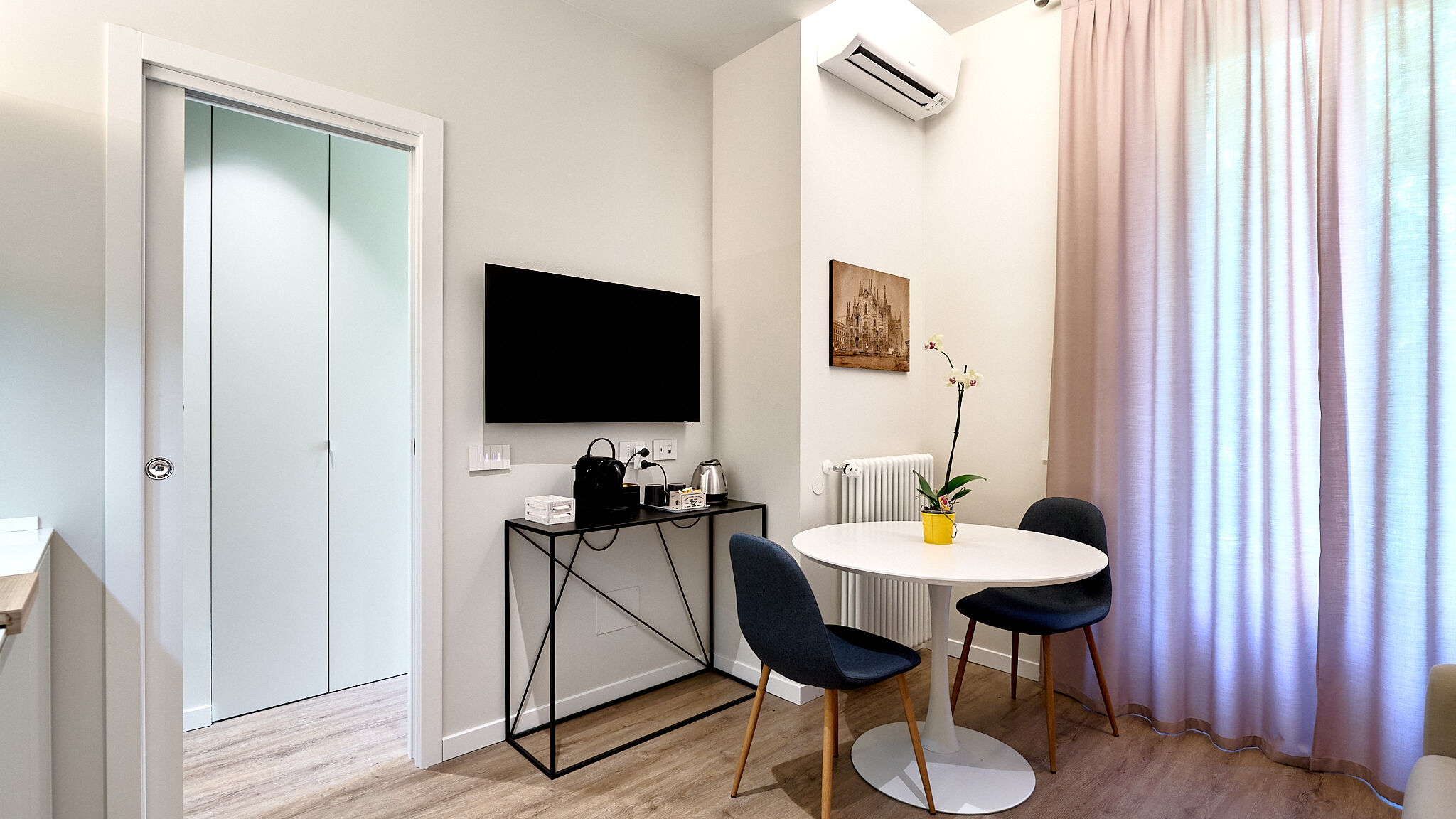 Italianway Milano Yellow Donatello Charming suite by Hospity