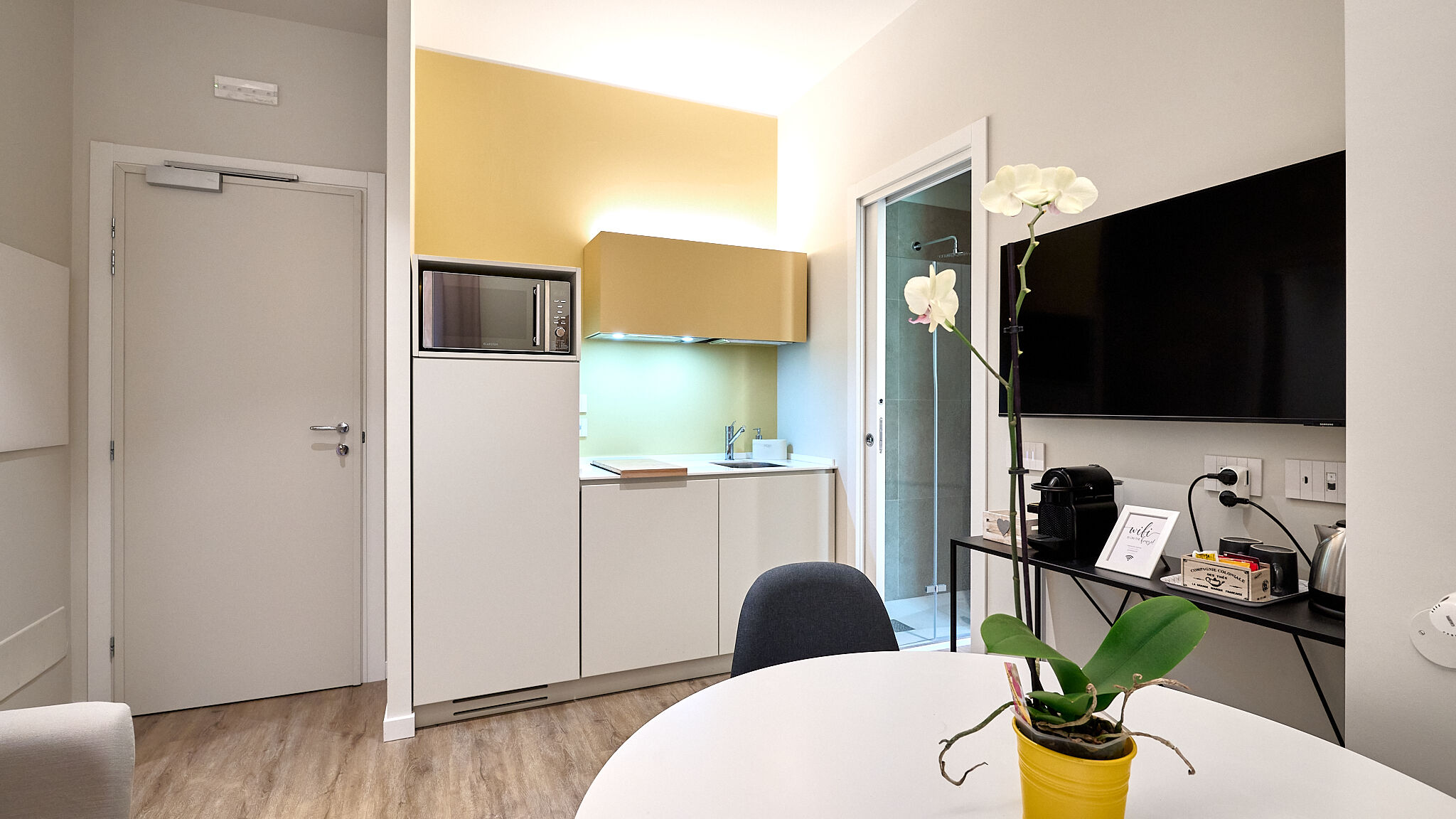 Italianway Milano Yellow Donatello Charming suite by Hospity