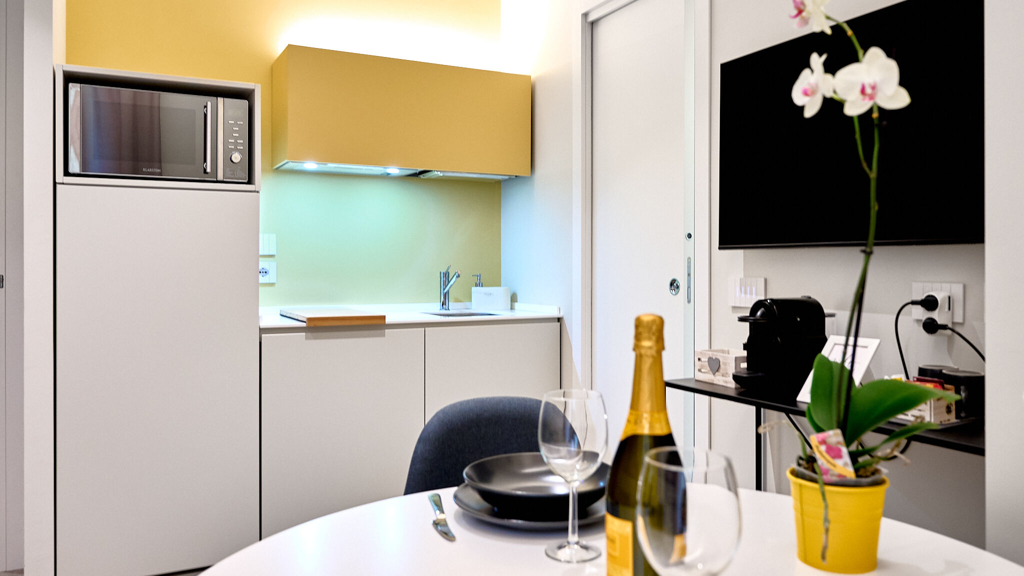 Italianway Milano Yellow Donatello Charming suite by Hospity