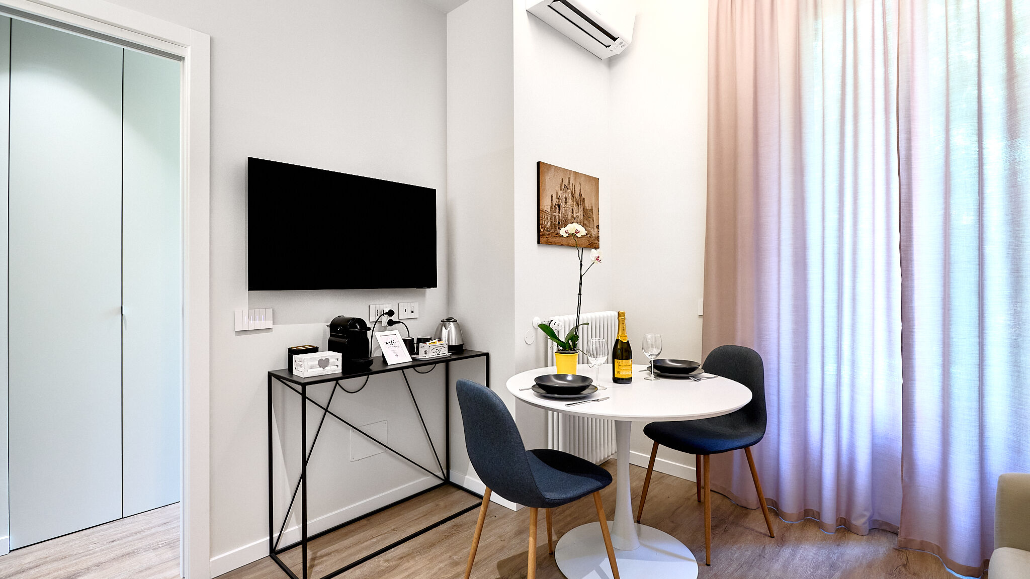 Italianway Milano Yellow Donatello Charming suite by Hospity