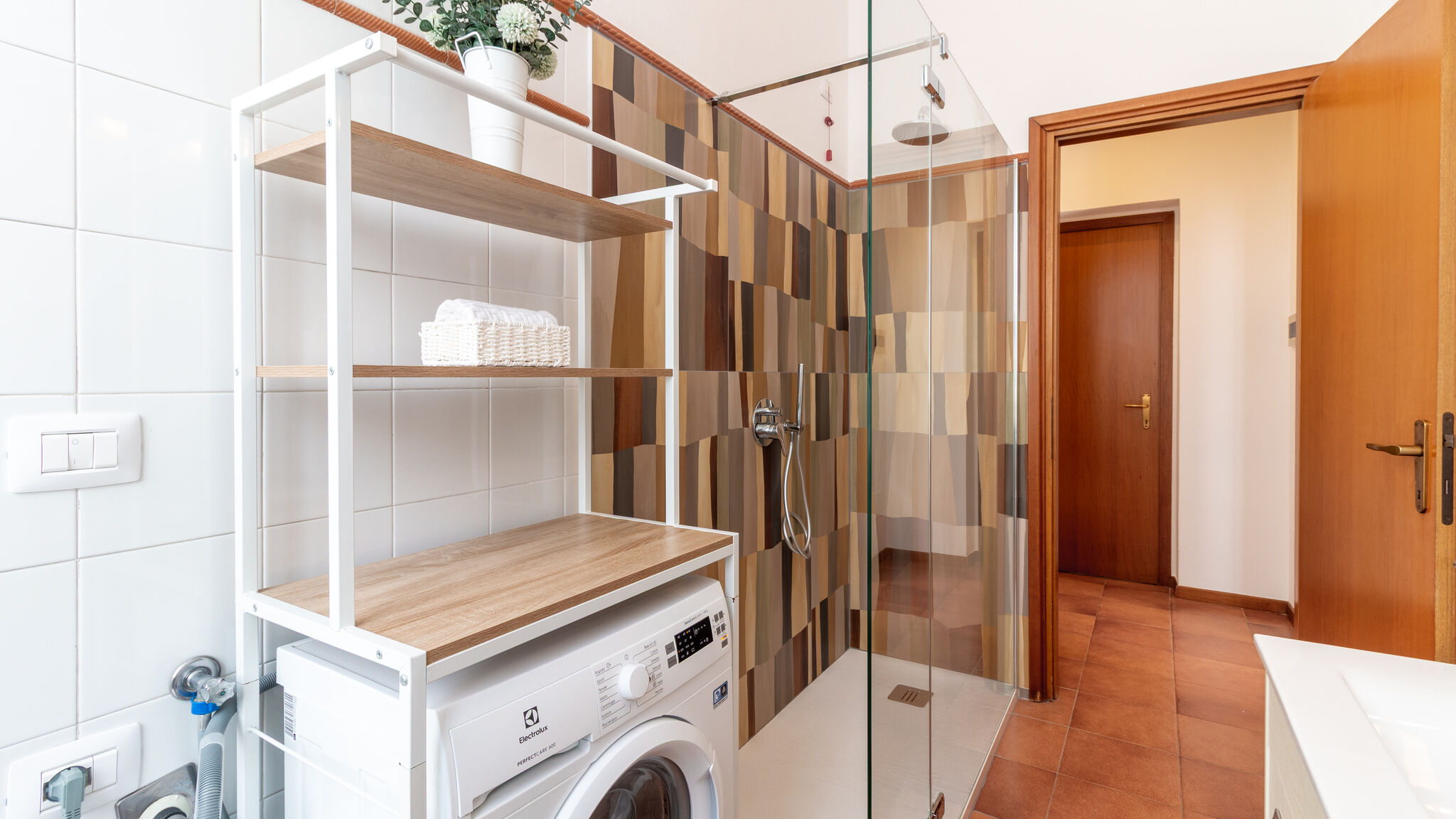 Italianway Monza La ringhiera fiorita - 102 by Houset