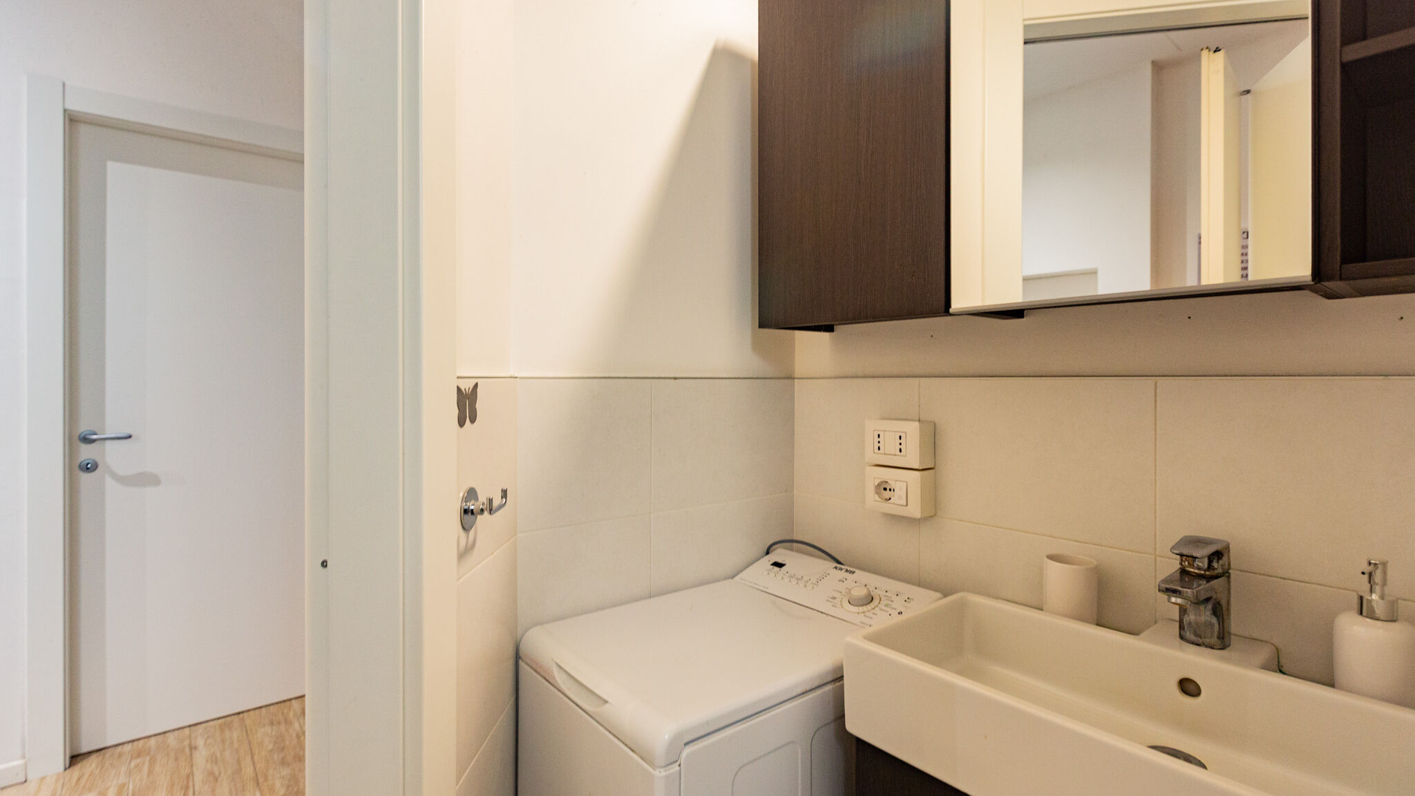 Italianway Milano Majella6 Nice and quiet home in Loreto by Hospity