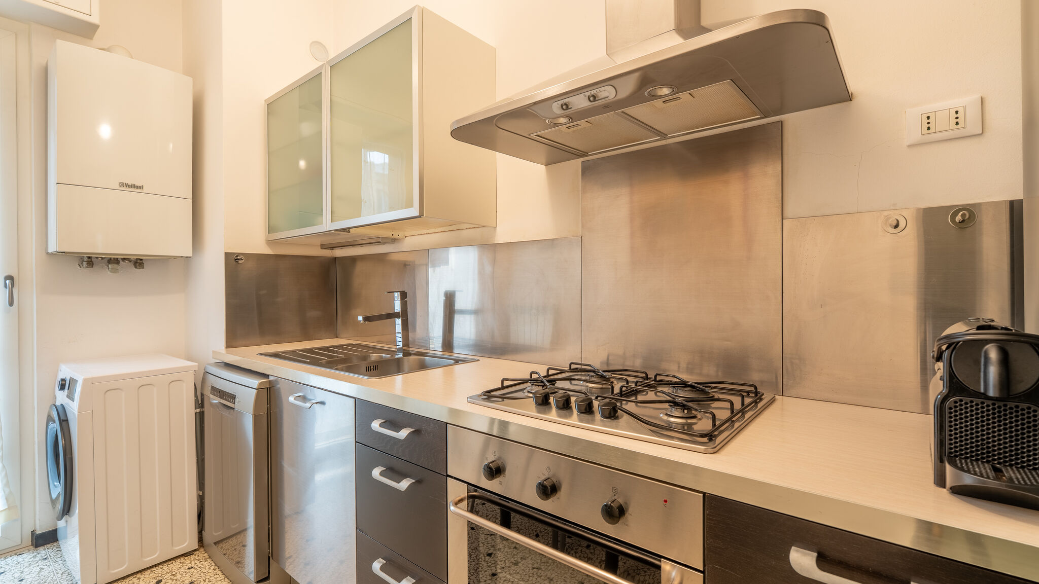 Italianway Spotorno La Stella Marina - 150 metri dal Mare con Box auto