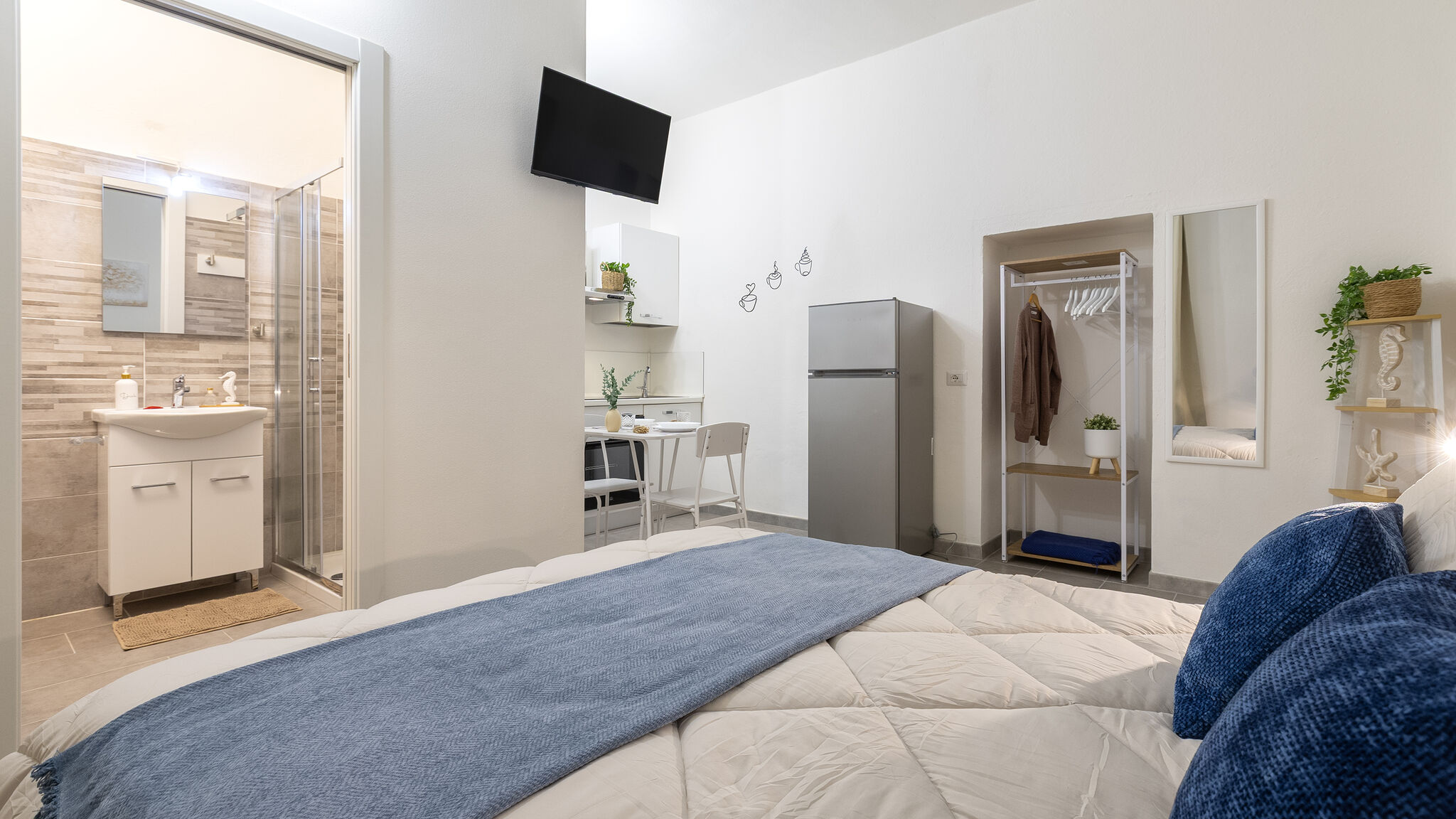 Italianway Badesi Sardinia Re - La Casa di Alice - 1 White Room