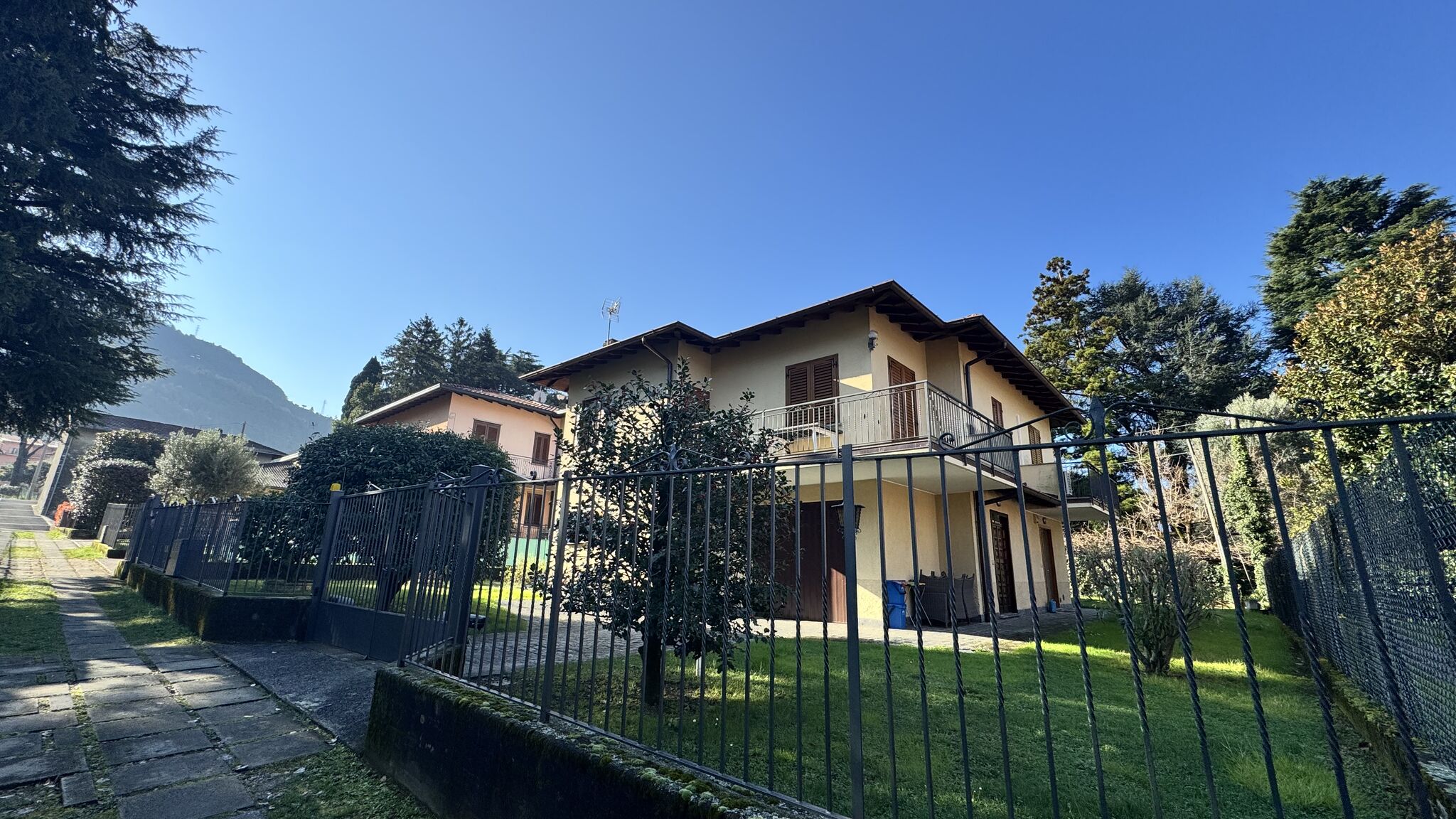 Italianway Dervio Villa Elvira appartamento fronte lago di Como A/C