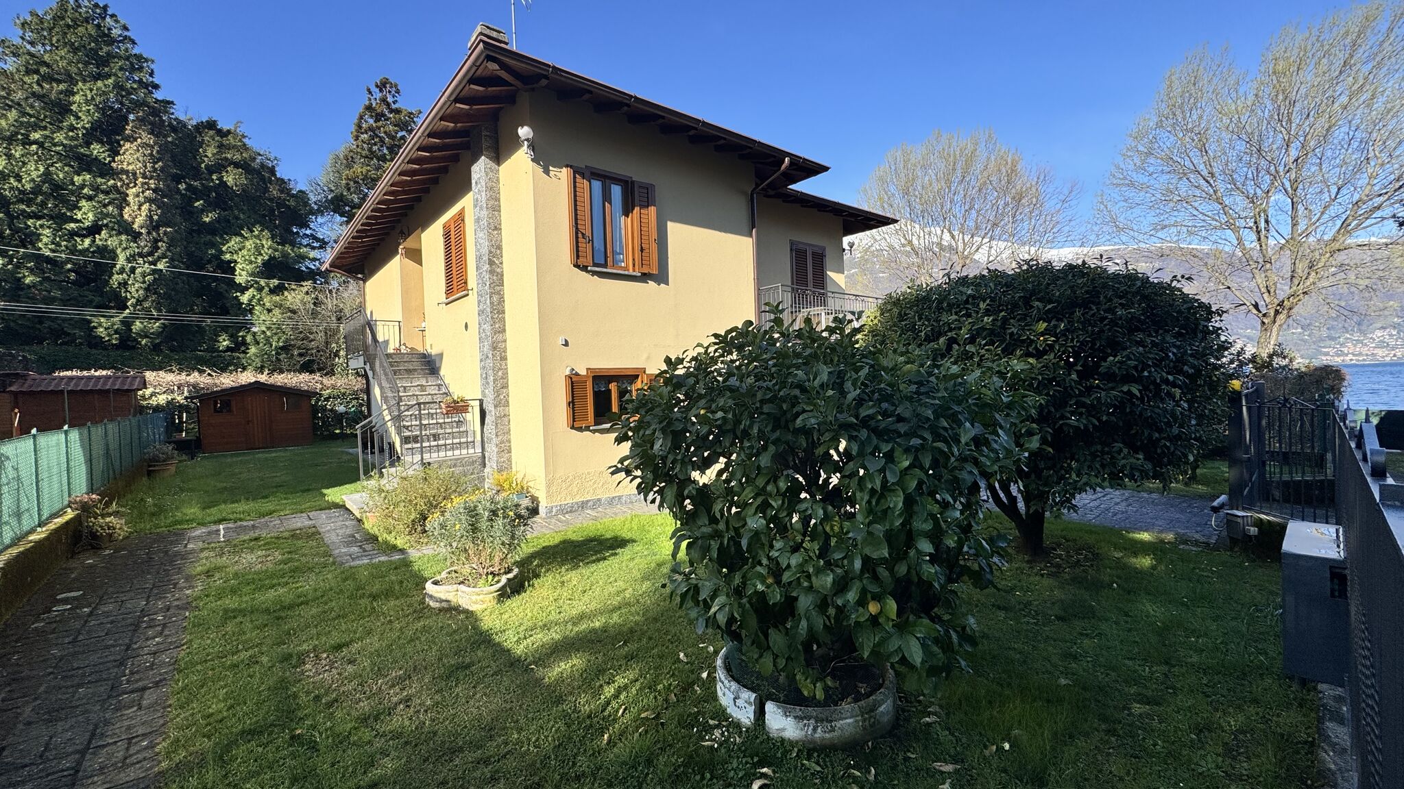 Italianway Dervio Villa Elvira appartamento fronte lago di Como A/C