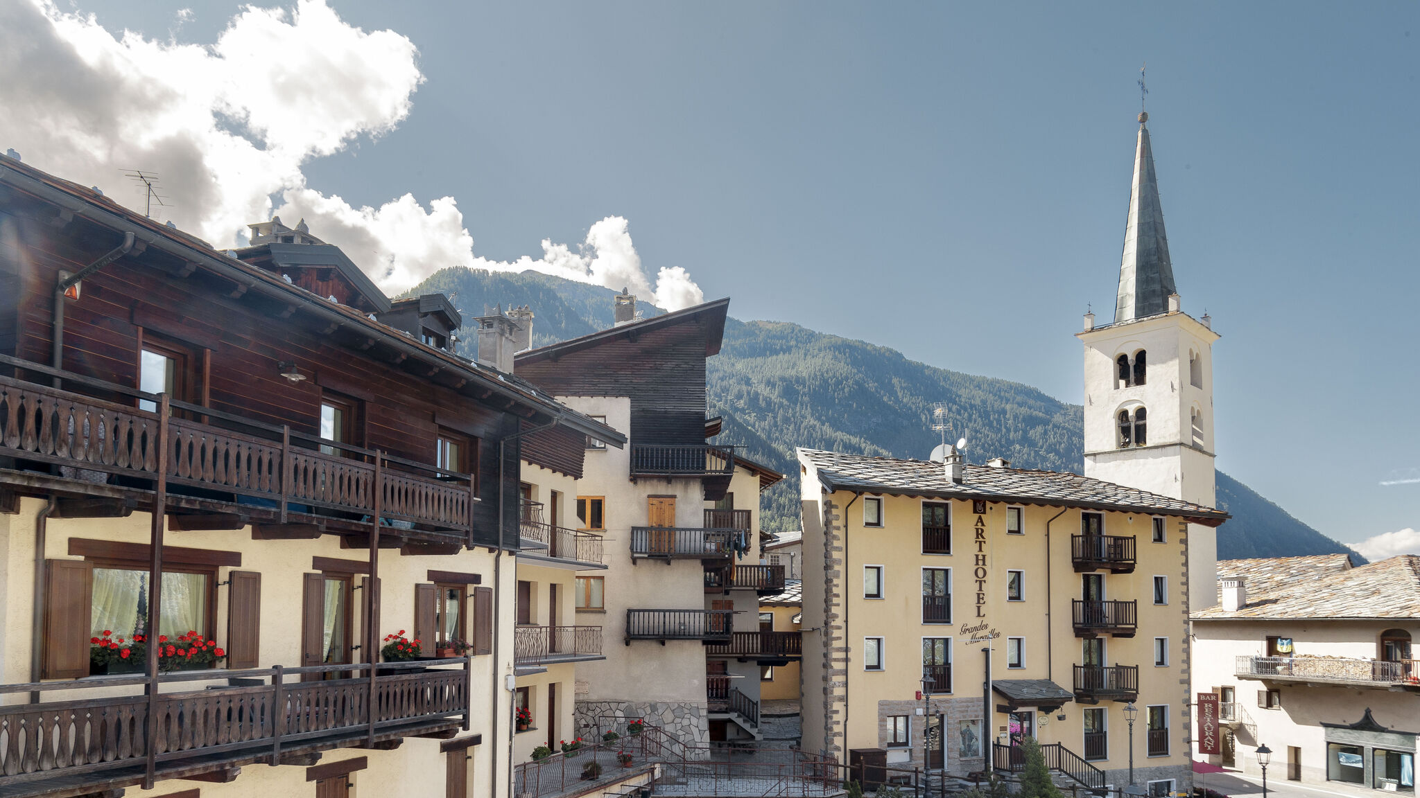 Italianway Valtournenche Chez León Central Escape