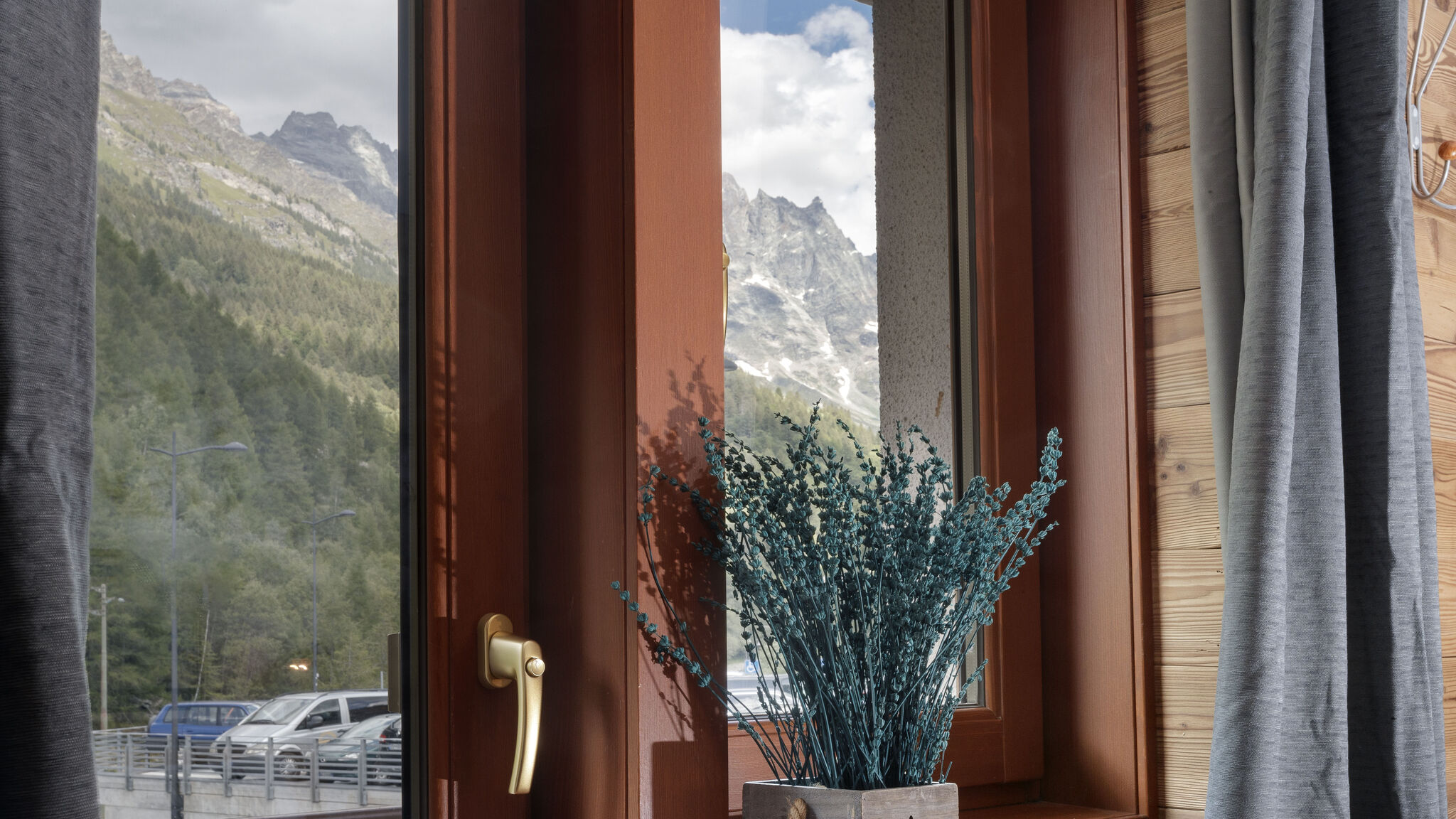 Italianway Valtournenche Chez León Central Escape