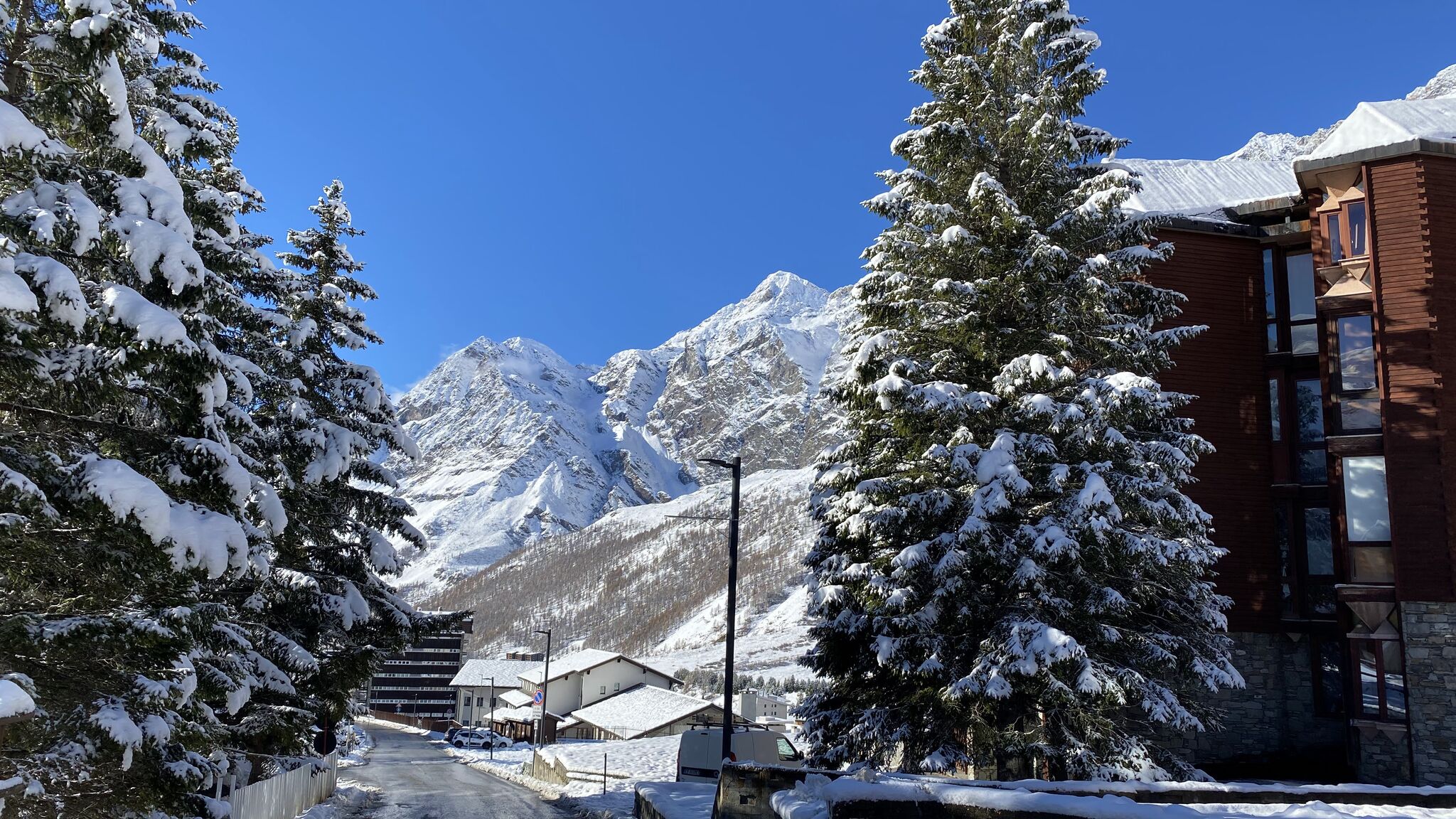 Italianway Valtournenche White dream Apartment in front of Matterhorn peak