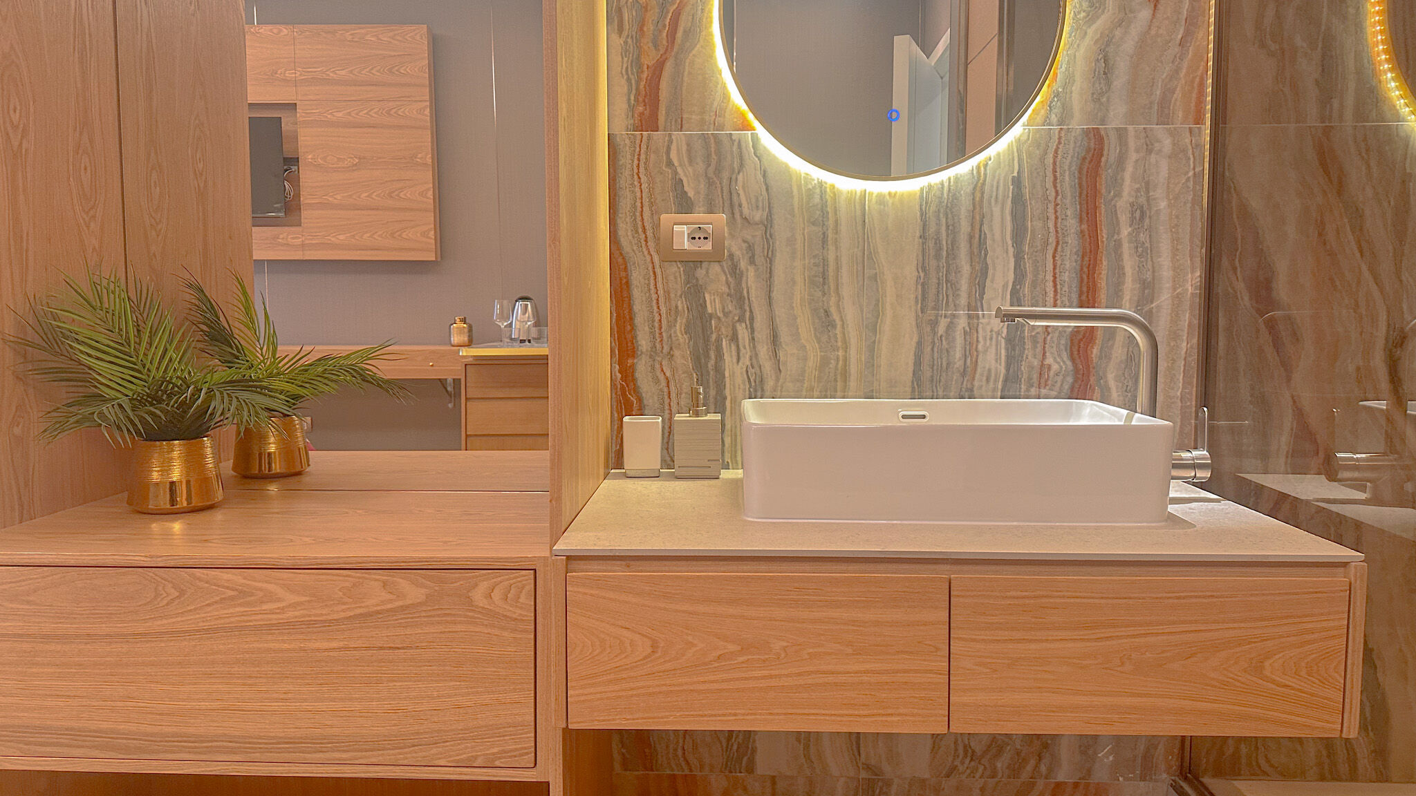 Italianway Milano Galvani Luxury Suites - Classic Red room