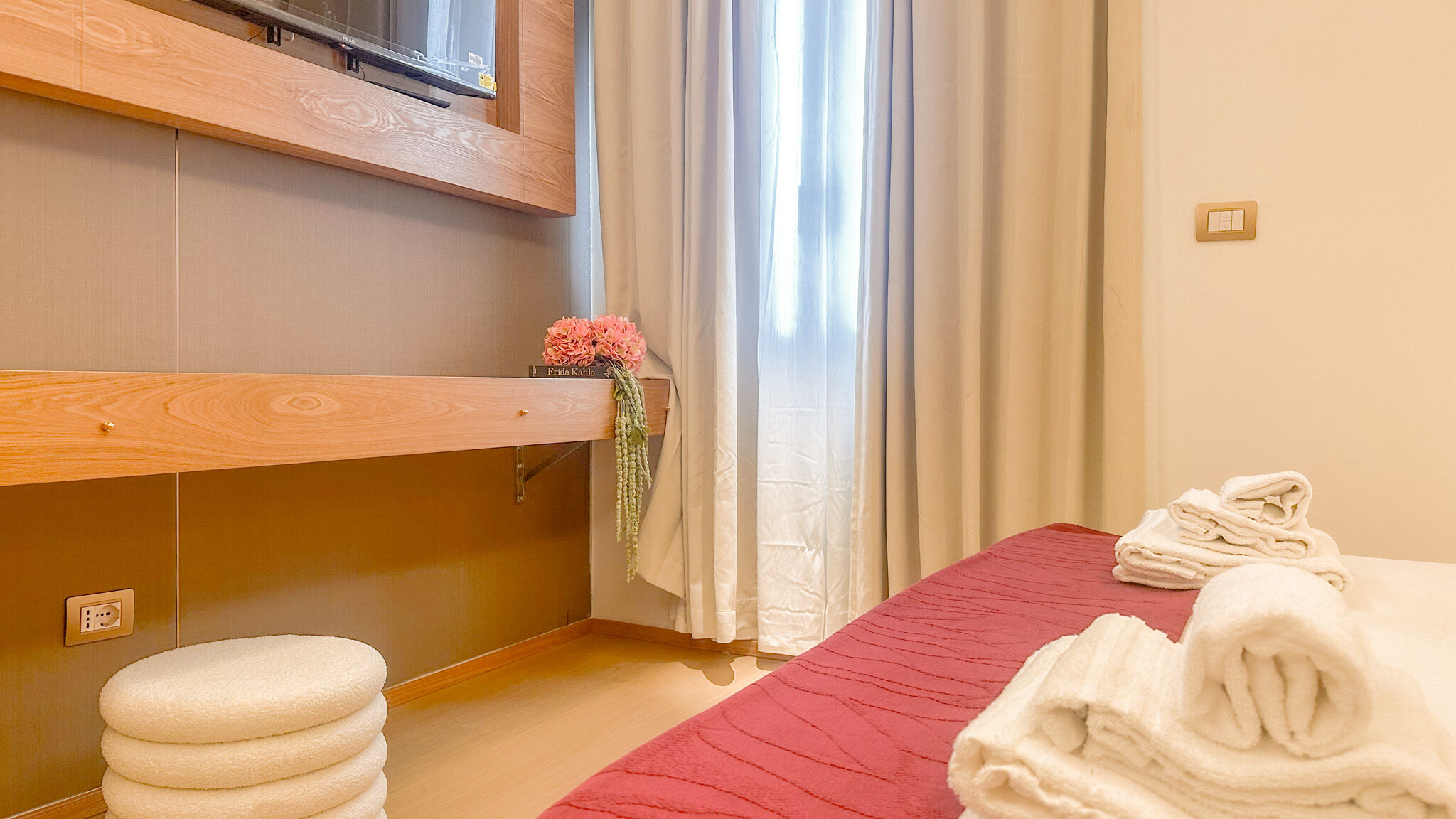 Italianway Milano Galvani Luxury Suites - Classic Red room