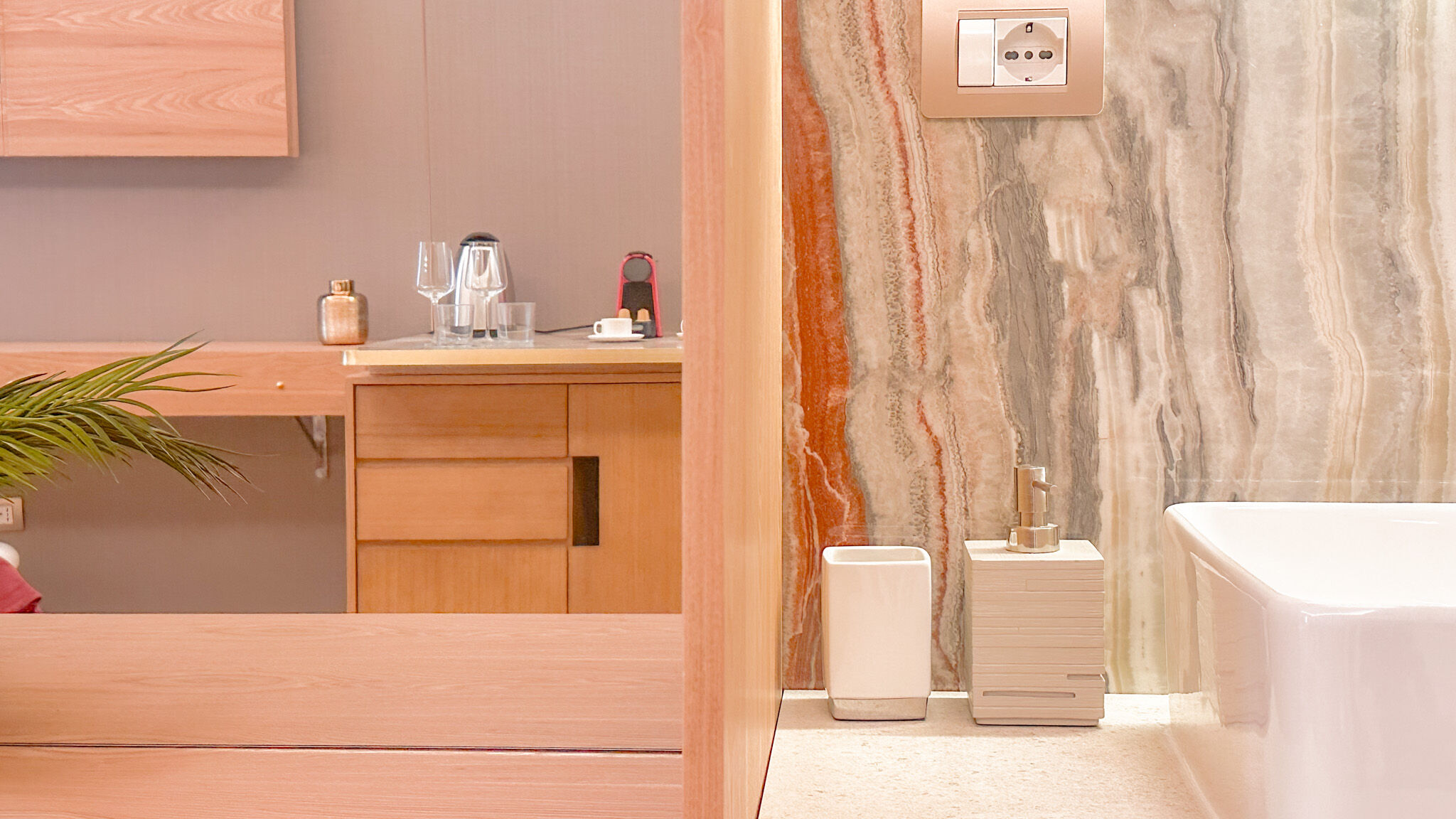 Italianway Milano Galvani Luxury Suites - Classic Red room