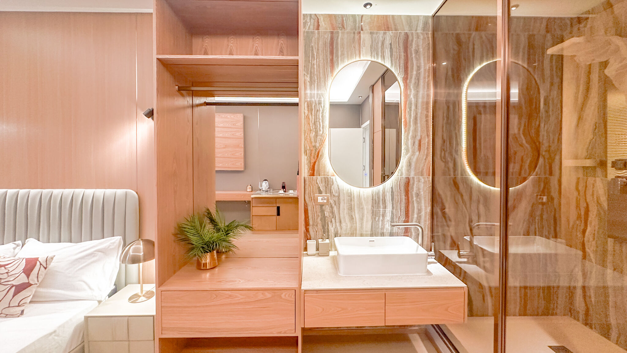 Italianway Milano Galvani Luxury Suites - Classic Red room