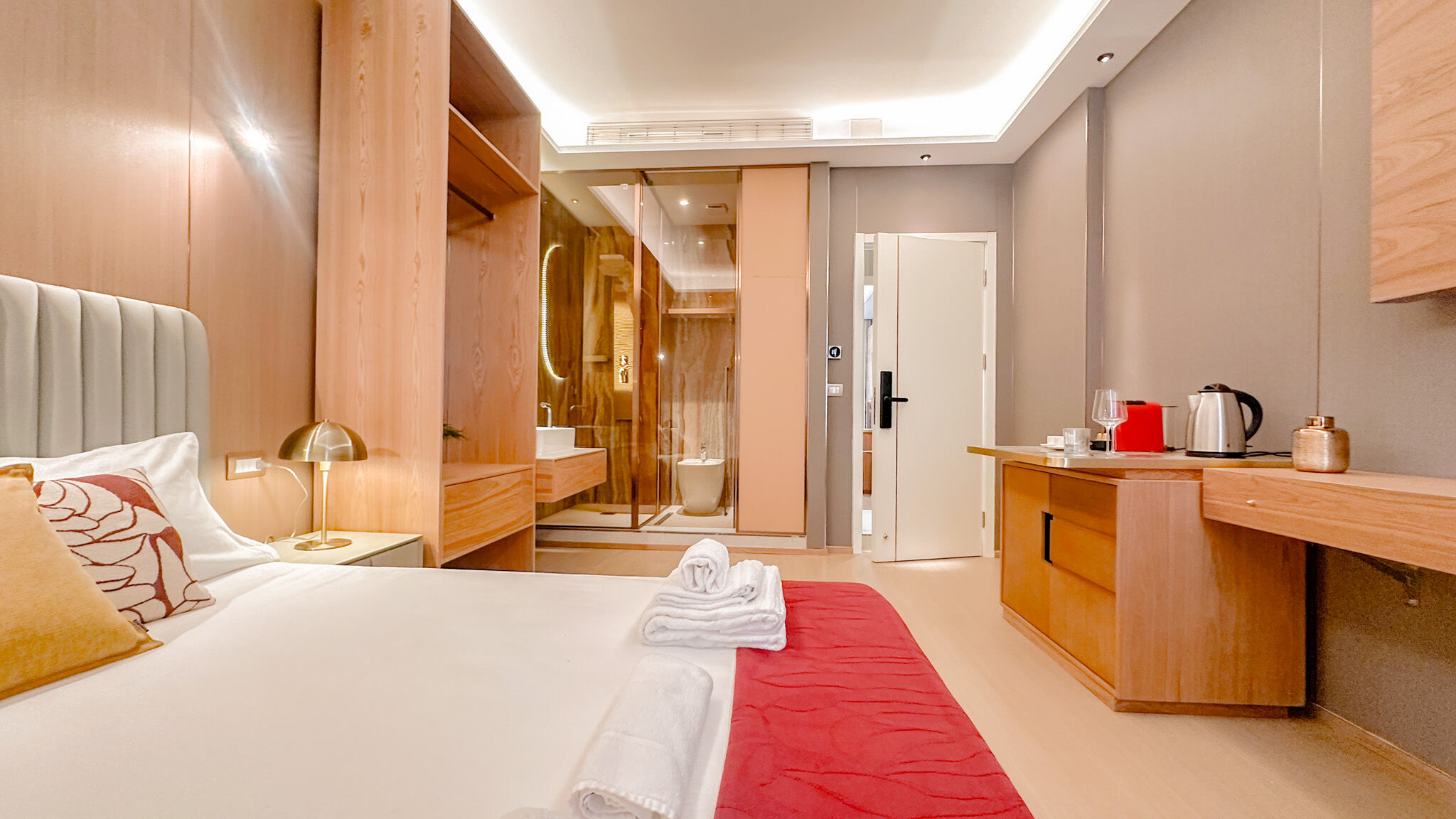 Italianway Milano Galvani Luxury Suites - Classic Red room