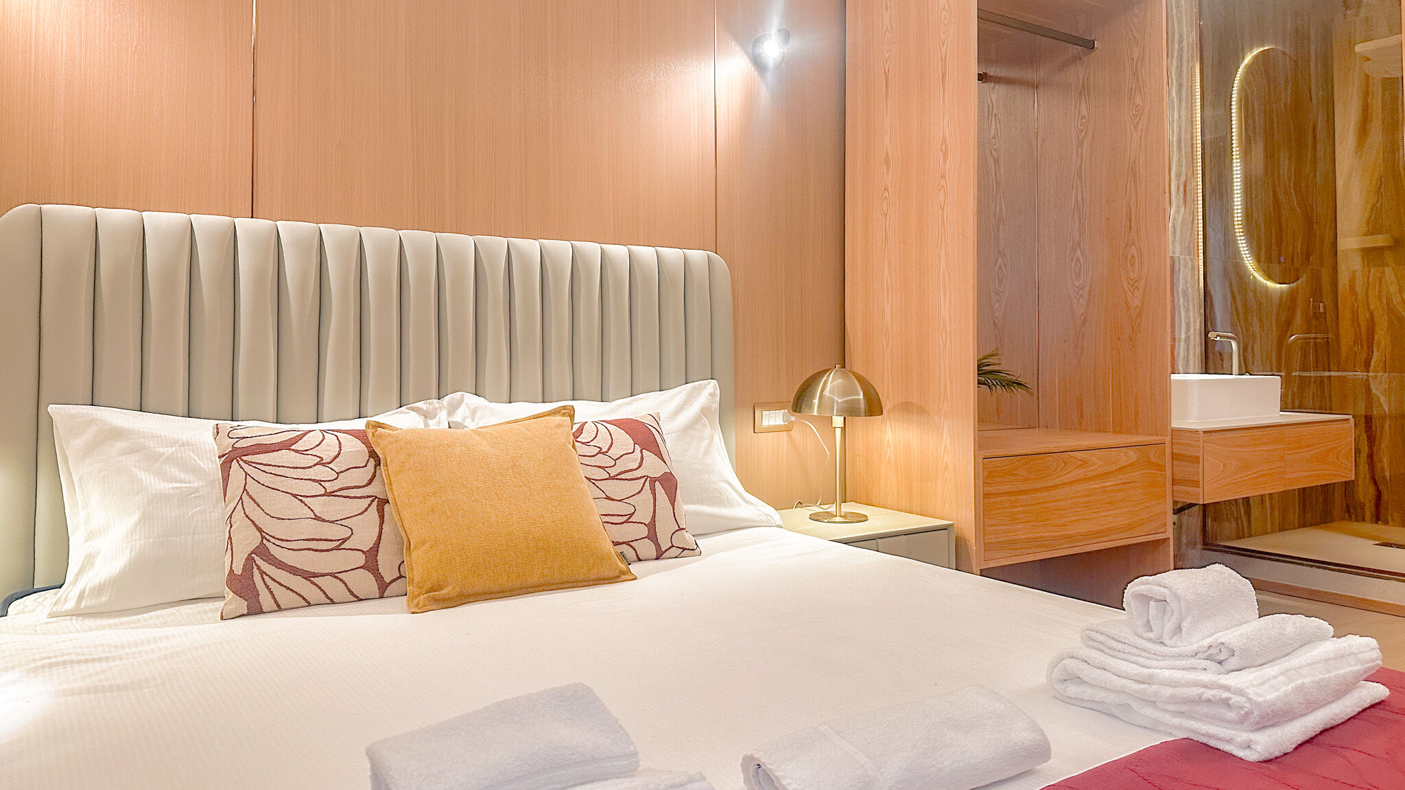 Italianway Milano Galvani Luxury Suites - Classic Red room