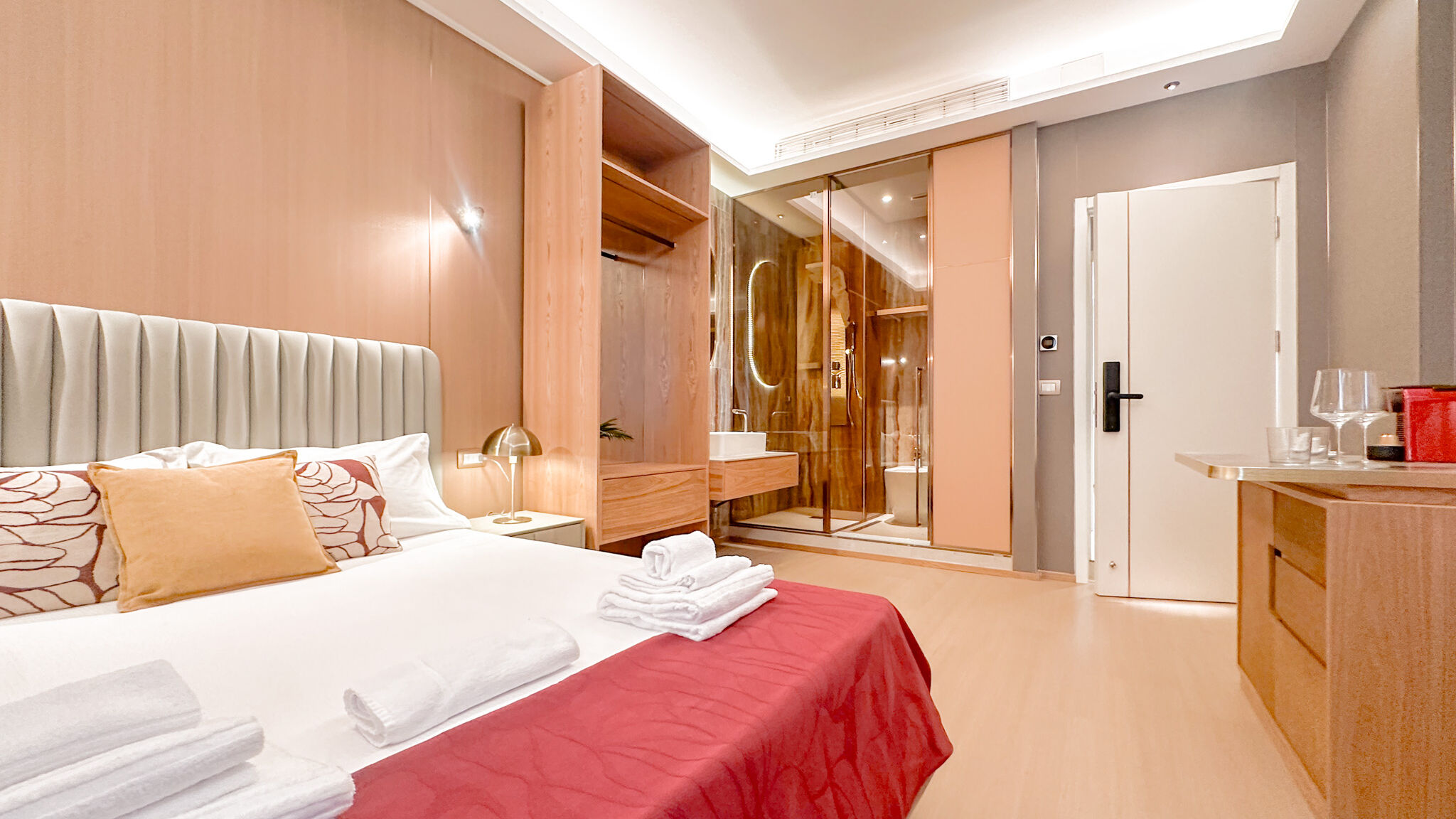 Italianway Milano Galvani Luxury Suites - Classic Red room