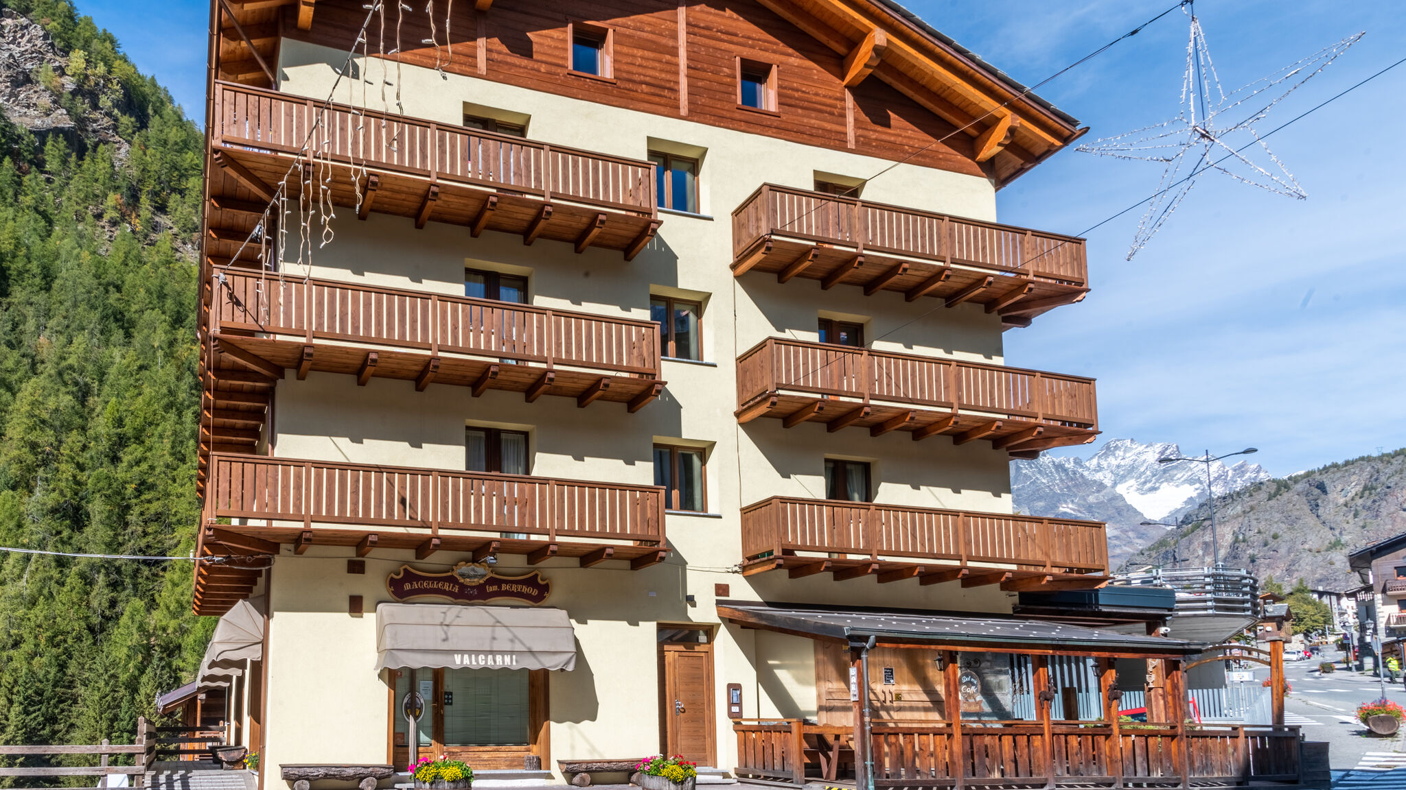 Italianway Valtournenche Chez León Central Escape