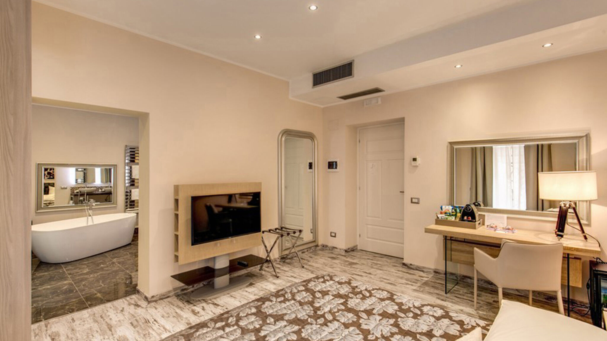 Italianway Roma Colonna 18 room 1 by Ghor