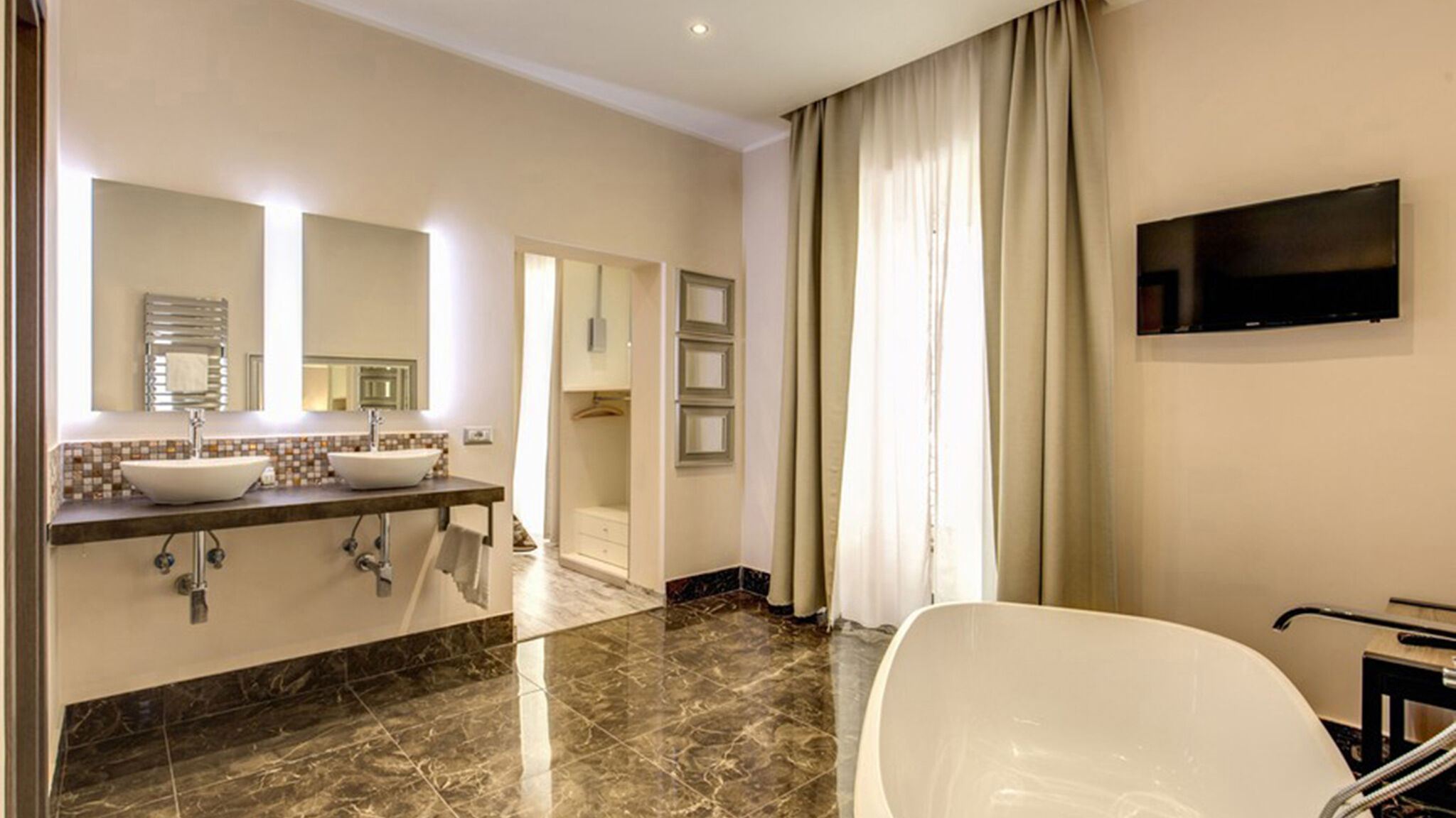 Italianway Roma Colonna 18 room 1 by Ghor