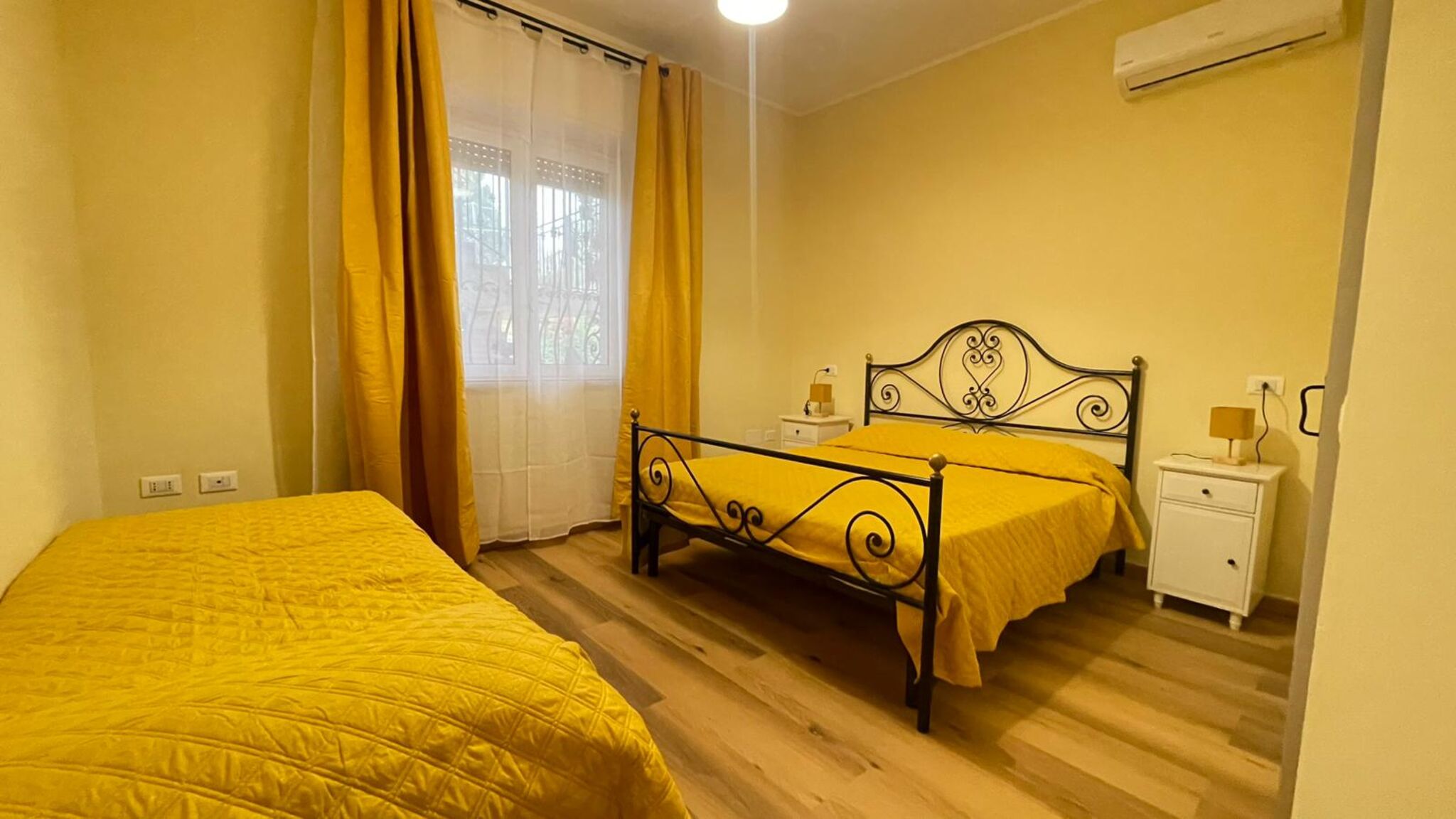 Italianway Rimini Casa Antonella b&b Camera Gialla