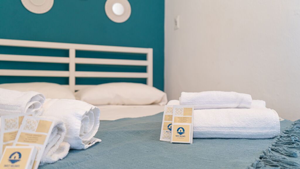 Casa Bomboi, camera con bagno a La Caletta