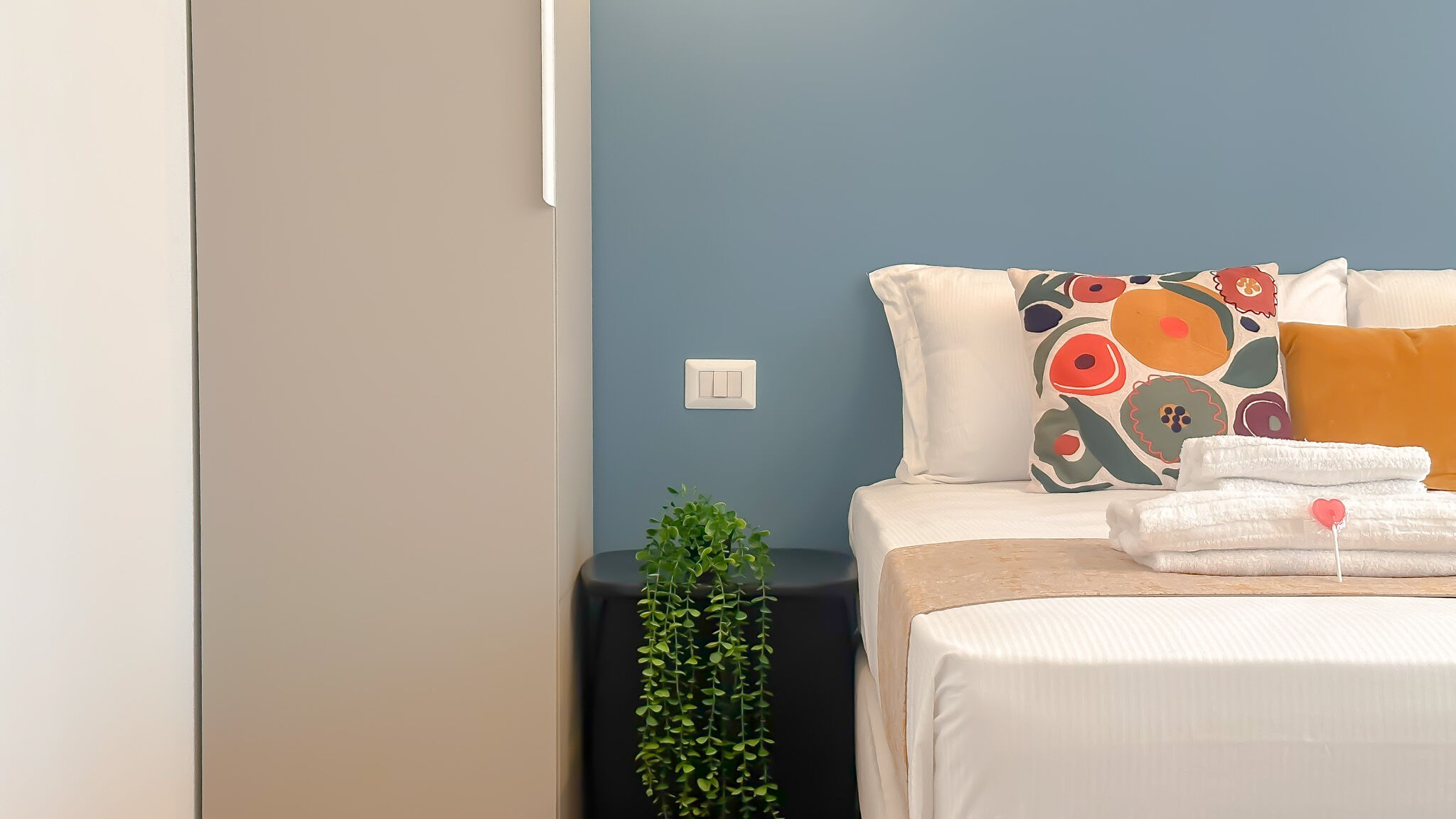 Italianway Milano Flatsharing Design Suite - Indaco