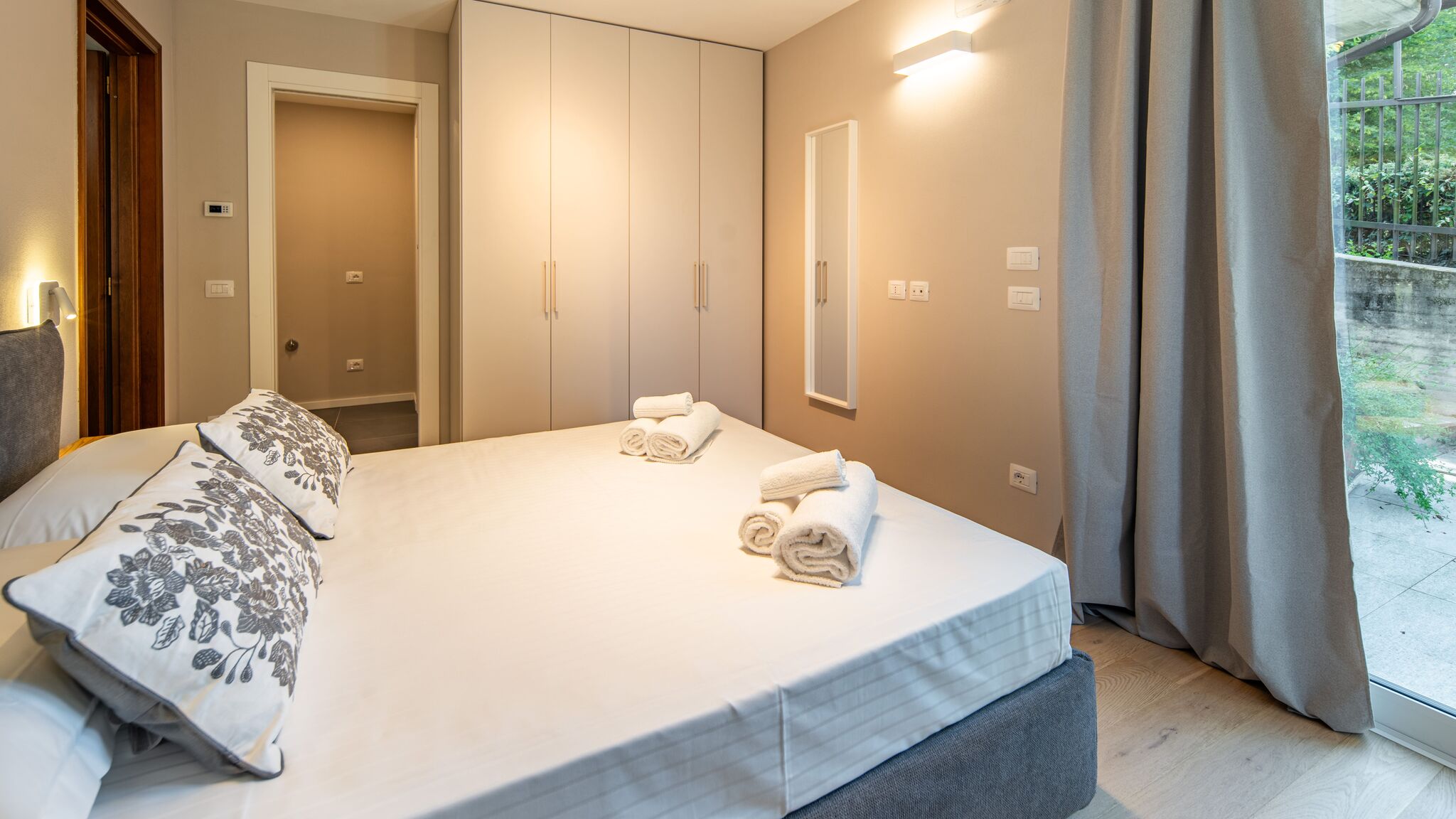 Italianway Alba Alba Palace Luxury Apartments - White