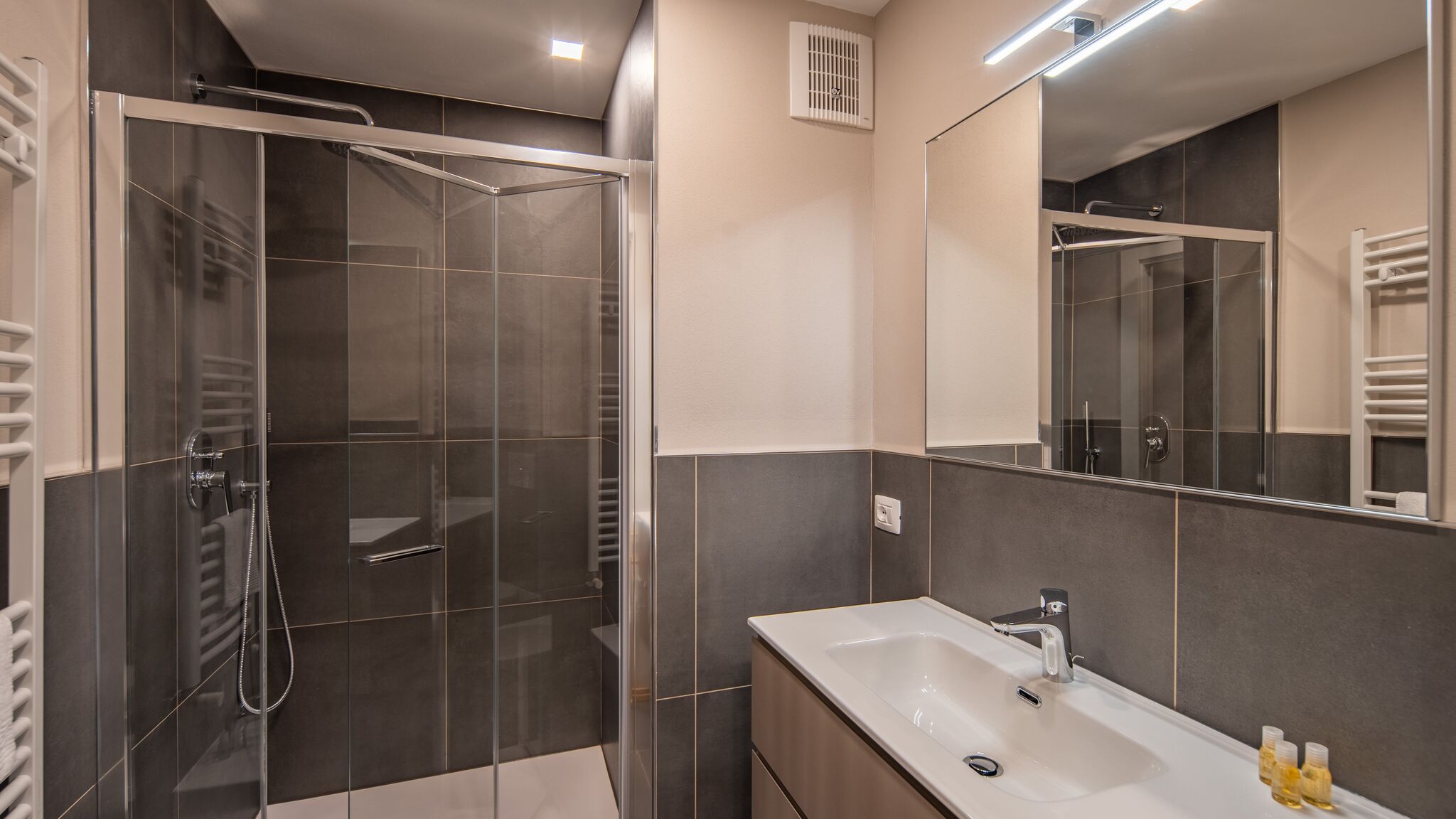 Italianway Alba Alba Palace Luxury Apartments - White