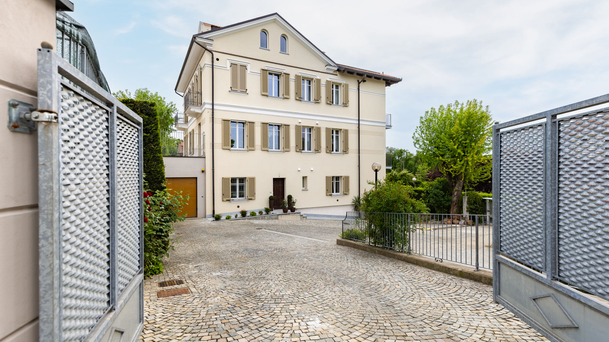 Italianway Alba Alba Palace Luxury Apartments - White