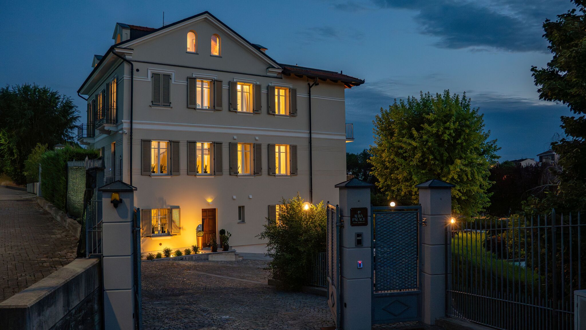 Italianway Alba Alba Palace Luxury Apartments - White