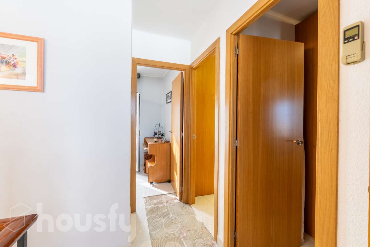 Housfy vende 🏡 un precioso dúplex en Tarragona: Funcionalidad, luz natural y terraza privada. Magnífica propiedad de 100 m² útiles orientada a quienes buscan confort, espacios al aire libre y una ubicación privilegiada en Tarragona (zona Montanya de Sant Pere). La distribución es muy cómoda y funcional: Planta inferior con salón-comedor confortable y gran entrada de luz natural. Nos acompaña una completa cocina reformada con ventana a exterior. Completa la planta una habitación doble amplia y un baño con plato de ducha. Ideal para aquellas personas que no quieren escaleras. La planta superior a la que se accede por escalera interior, dispone de tres habitaciones (dos dobles y una individual) y un baño con bañera. Desde la habitación principal un balcón y en la parte trasera, la zona de aguas. Vivienda en excelente estado, calefacción eléctrica, aire acondicionado y espacio para aparcar el coche dentro de nuestra parcela además de trastero. En la zona delantera, de entrada a los pisos, una excelente terraza particular de unos 15 m2 de la que podremos disfrutar. Indicar que el inmueble no dispone de cédula de habitabilidad. Un piso para entrar a vivir, llaves en mano. Además, la vivienda se entrega completamente amueblada. El entorno es residencial muy bien comunicado, a pocos pasos de colegios, comercio local, farmacias y transporte público. Una opción sólida tanto para residencia habitual como para inversión. Aviso legal El precio de venta no incluye gastos de la compraventa como notaría, registro, impuestos, ni tampoco honorarios agencia. Esta publicación no es vinculante. Consulta siempre la nota simple con Housfy antes de formalizar la compraventa. Sobre nosotros Housfy es la plataforma integral de servicios inmobiliarios. Nuestra combinación de expertos y tecnología pone al alcance de todo el mundo servicios cómodos, claros y seguros. AICAT número: 7922. Nos encargamos de la gestión y asesoramiento de la compra. ¡Olvídate de todo! Hacemos los trámites por ti. Y, si además necesitas financiación, ponemos a tu disposición un bróker hipotecario para ayudarte a conseguir las mejores condiciones para tu perfil económico. ¿Quieres visitarla? Contacta con Housfy y agenda tu visita sin compromiso. Más información en: housfy.com-29