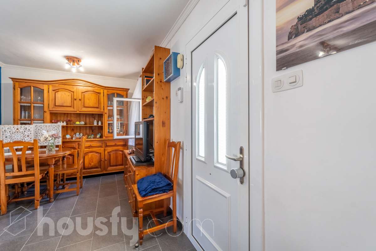 Housfy vende 🏡 un precioso dúplex en Tarragona: Funcionalidad, luz natural y terraza privada. Magnífica propiedad de 100 m² útiles orientada a quienes buscan confort, espacios al aire libre y una ubicación privilegiada en Tarragona (zona Montanya de Sant Pere). La distribución es muy cómoda y funcional: Planta inferior con salón-comedor confortable y gran entrada de luz natural. Nos acompaña una completa cocina reformada con ventana a exterior. Completa la planta una habitación doble amplia y un baño con plato de ducha. Ideal para aquellas personas que no quieren escaleras. La planta superior a la que se accede por escalera interior, dispone de tres habitaciones (dos dobles y una individual) y un baño con bañera. Desde la habitación principal un balcón y en la parte trasera, la zona de aguas. Vivienda en excelente estado, calefacción eléctrica, aire acondicionado y espacio para aparcar el coche dentro de nuestra parcela además de trastero. En la zona delantera, de entrada a los pisos, una excelente terraza particular de unos 15 m2 de la que podremos disfrutar. Indicar que el inmueble no dispone de cédula de habitabilidad. Un piso para entrar a vivir, llaves en mano. Además, la vivienda se entrega completamente amueblada. El entorno es residencial muy bien comunicado, a pocos pasos de colegios, comercio local, farmacias y transporte público. Una opción sólida tanto para residencia habitual como para inversión. Aviso legal El precio de venta no incluye gastos de la compraventa como notaría, registro, impuestos, ni tampoco honorarios agencia. Esta publicación no es vinculante. Consulta siempre la nota simple con Housfy antes de formalizar la compraventa. Sobre nosotros Housfy es la plataforma integral de servicios inmobiliarios. Nuestra combinación de expertos y tecnología pone al alcance de todo el mundo servicios cómodos, claros y seguros. AICAT número: 7922. Nos encargamos de la gestión y asesoramiento de la compra. ¡Olvídate de todo! Hacemos los trámites por ti. Y, si además necesitas financiación, ponemos a tu disposición un bróker hipotecario para ayudarte a conseguir las mejores condiciones para tu perfil económico. ¿Quieres visitarla? Contacta con Housfy y agenda tu visita sin compromiso. Más información en: housfy.com-11