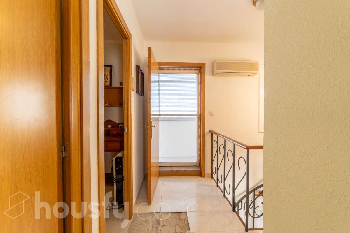 Housfy vende 🏡 un precioso dúplex en Tarragona: Funcionalidad, luz natural y terraza privada. Magnífica propiedad de 100 m² útiles orientada a quienes buscan confort, espacios al aire libre y una ubicación privilegiada en Tarragona (zona Montanya de Sant Pere). La distribución es muy cómoda y funcional: Planta inferior con salón-comedor confortable y gran entrada de luz natural. Nos acompaña una completa cocina reformada con ventana a exterior. Completa la planta una habitación doble amplia y un baño con plato de ducha. Ideal para aquellas personas que no quieren escaleras. La planta superior a la que se accede por escalera interior, dispone de tres habitaciones (dos dobles y una individual) y un baño con bañera. Desde la habitación principal un balcón y en la parte trasera, la zona de aguas. Vivienda en excelente estado, calefacción eléctrica, aire acondicionado y espacio para aparcar el coche dentro de nuestra parcela además de trastero. En la zona delantera, de entrada a los pisos, una excelente terraza particular de unos 15 m2 de la que podremos disfrutar. Indicar que el inmueble no dispone de cédula de habitabilidad. Un piso para entrar a vivir, llaves en mano. Además, la vivienda se entrega completamente amueblada. El entorno es residencial muy bien comunicado, a pocos pasos de colegios, comercio local, farmacias y transporte público. Una opción sólida tanto para residencia habitual como para inversión. Aviso legal El precio de venta no incluye gastos de la compraventa como notaría, registro, impuestos, ni tampoco honorarios agencia. Esta publicación no es vinculante. Consulta siempre la nota simple con Housfy antes de formalizar la compraventa. Sobre nosotros Housfy es la plataforma integral de servicios inmobiliarios. Nuestra combinación de expertos y tecnología pone al alcance de todo el mundo servicios cómodos, claros y seguros. AICAT número: 7922. Nos encargamos de la gestión y asesoramiento de la compra. ¡Olvídate de todo! Hacemos los trámites por ti. Y, si además necesitas financiación, ponemos a tu disposición un bróker hipotecario para ayudarte a conseguir las mejores condiciones para tu perfil económico. ¿Quieres visitarla? Contacta con Housfy y agenda tu visita sin compromiso. Más información en: housfy.com-19