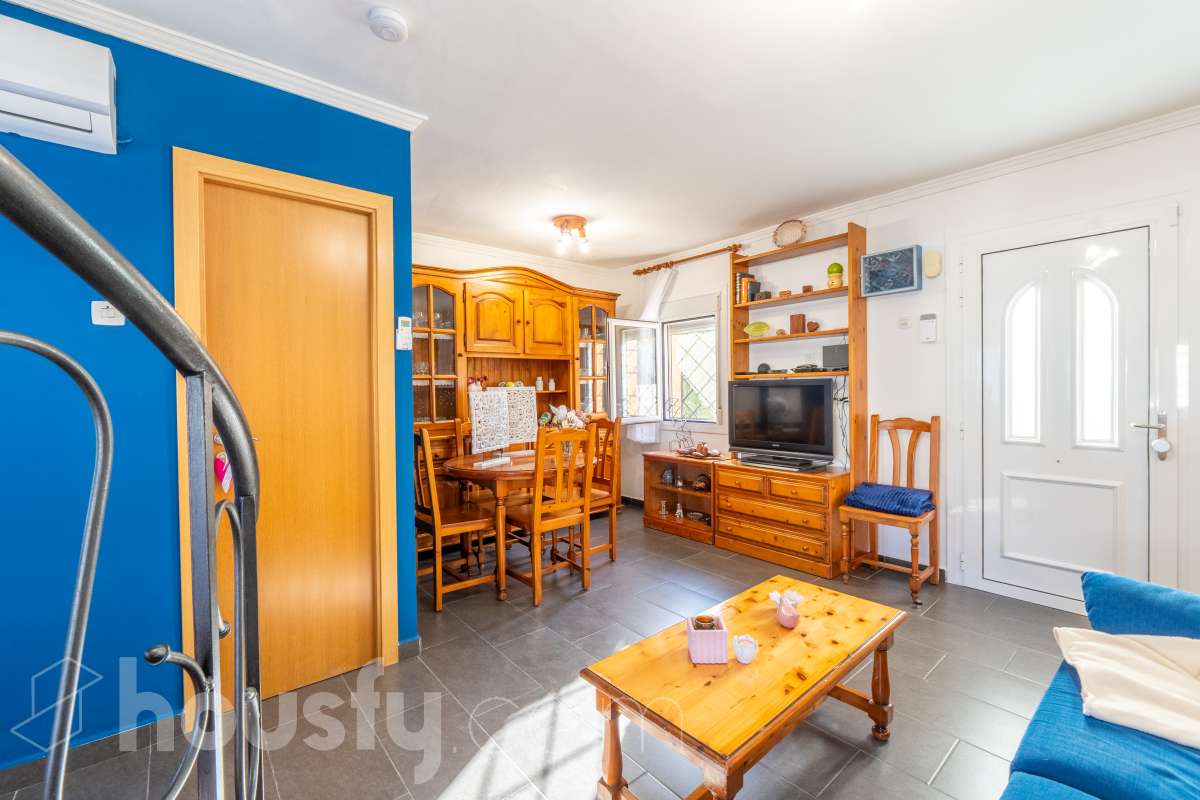 Housfy vende 🏡 un precioso dúplex en Tarragona: Funcionalidad, luz natural y terraza privada. Magnífica propiedad de 100 m² útiles orientada a quienes buscan confort, espacios al aire libre y una ubicación privilegiada en Tarragona (zona Montanya de Sant Pere). La distribución es muy cómoda y funcional: Planta inferior con salón-comedor confortable y gran entrada de luz natural. Nos acompaña una completa cocina reformada con ventana a exterior. Completa la planta una habitación doble amplia y un baño con plato de ducha. Ideal para aquellas personas que no quieren escaleras. La planta superior a la que se accede por escalera interior, dispone de tres habitaciones (dos dobles y una individual) y un baño con bañera. Desde la habitación principal un balcón y en la parte trasera, la zona de aguas. Vivienda en excelente estado, calefacción eléctrica, aire acondicionado y espacio para aparcar el coche dentro de nuestra parcela además de trastero. En la zona delantera, de entrada a los pisos, una excelente terraza particular de unos 15 m2 de la que podremos disfrutar. Indicar que el inmueble no dispone de cédula de habitabilidad. Un piso para entrar a vivir, llaves en mano. Además, la vivienda se entrega completamente amueblada. El entorno es residencial muy bien comunicado, a pocos pasos de colegios, comercio local, farmacias y transporte público. Una opción sólida tanto para residencia habitual como para inversión. Aviso legal El precio de venta no incluye gastos de la compraventa como notaría, registro, impuestos, ni tampoco honorarios agencia. Esta publicación no es vinculante. Consulta siempre la nota simple con Housfy antes de formalizar la compraventa. Sobre nosotros Housfy es la plataforma integral de servicios inmobiliarios. Nuestra combinación de expertos y tecnología pone al alcance de todo el mundo servicios cómodos, claros y seguros. AICAT número: 7922. Nos encargamos de la gestión y asesoramiento de la compra. ¡Olvídate de todo! Hacemos los trámites por ti. Y, si además necesitas financiación, ponemos a tu disposición un bróker hipotecario para ayudarte a conseguir las mejores condiciones para tu perfil económico. ¿Quieres visitarla? Contacta con Housfy y agenda tu visita sin compromiso. Más información en: housfy.com-2