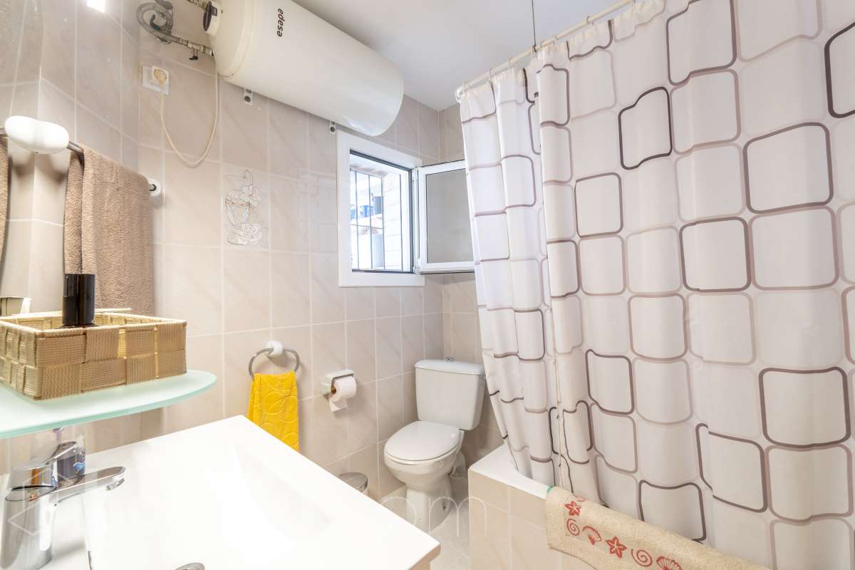 Housfy vende 🏡 un precioso dúplex en Tarragona: Funcionalidad, luz natural y terraza privada. Magnífica propiedad de 100 m² útiles orientada a quienes buscan confort, espacios al aire libre y una ubicación privilegiada en Tarragona (zona Montanya de Sant Pere). La distribución es muy cómoda y funcional: Planta inferior con salón-comedor confortable y gran entrada de luz natural. Nos acompaña una completa cocina reformada con ventana a exterior. Completa la planta una habitación doble amplia y un baño con plato de ducha. Ideal para aquellas personas que no quieren escaleras. La planta superior a la que se accede por escalera interior, dispone de tres habitaciones (dos dobles y una individual) y un baño con bañera. Desde la habitación principal un balcón y en la parte trasera, la zona de aguas. Vivienda en excelente estado, calefacción eléctrica, aire acondicionado y espacio para aparcar el coche dentro de nuestra parcela además de trastero. En la zona delantera, de entrada a los pisos, una excelente terraza particular de unos 15 m2 de la que podremos disfrutar. Indicar que el inmueble no dispone de cédula de habitabilidad. Un piso para entrar a vivir, llaves en mano. Además, la vivienda se entrega completamente amueblada. El entorno es residencial muy bien comunicado, a pocos pasos de colegios, comercio local, farmacias y transporte público. Una opción sólida tanto para residencia habitual como para inversión. Aviso legal El precio de venta no incluye gastos de la compraventa como notaría, registro, impuestos, ni tampoco honorarios agencia. Esta publicación no es vinculante. Consulta siempre la nota simple con Housfy antes de formalizar la compraventa. Sobre nosotros Housfy es la plataforma integral de servicios inmobiliarios. Nuestra combinación de expertos y tecnología pone al alcance de todo el mundo servicios cómodos, claros y seguros. AICAT número: 7922. Nos encargamos de la gestión y asesoramiento de la compra. ¡Olvídate de todo! Hacemos los trámites por ti. Y, si además necesitas financiación, ponemos a tu disposición un bróker hipotecario para ayudarte a conseguir las mejores condiciones para tu perfil económico. ¿Quieres visitarla? Contacta con Housfy y agenda tu visita sin compromiso. Más información en: housfy.com-28